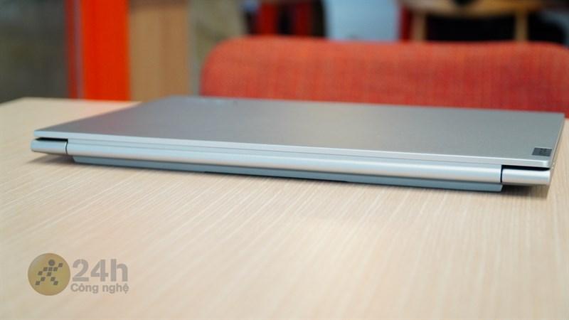 Lenovo Yoga Slim 7 Pro vẫn sở hữu những đường bo cong mềm mại khiến tổng thể máy trông gọn gàng hơn.