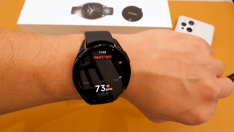 Phần khung viền của Xiaomi Watch S2 được hoàn thiện từ thép không gỉ và thiết bị còn đáp ứng tiêu chuẩn kháng nước 5ATM