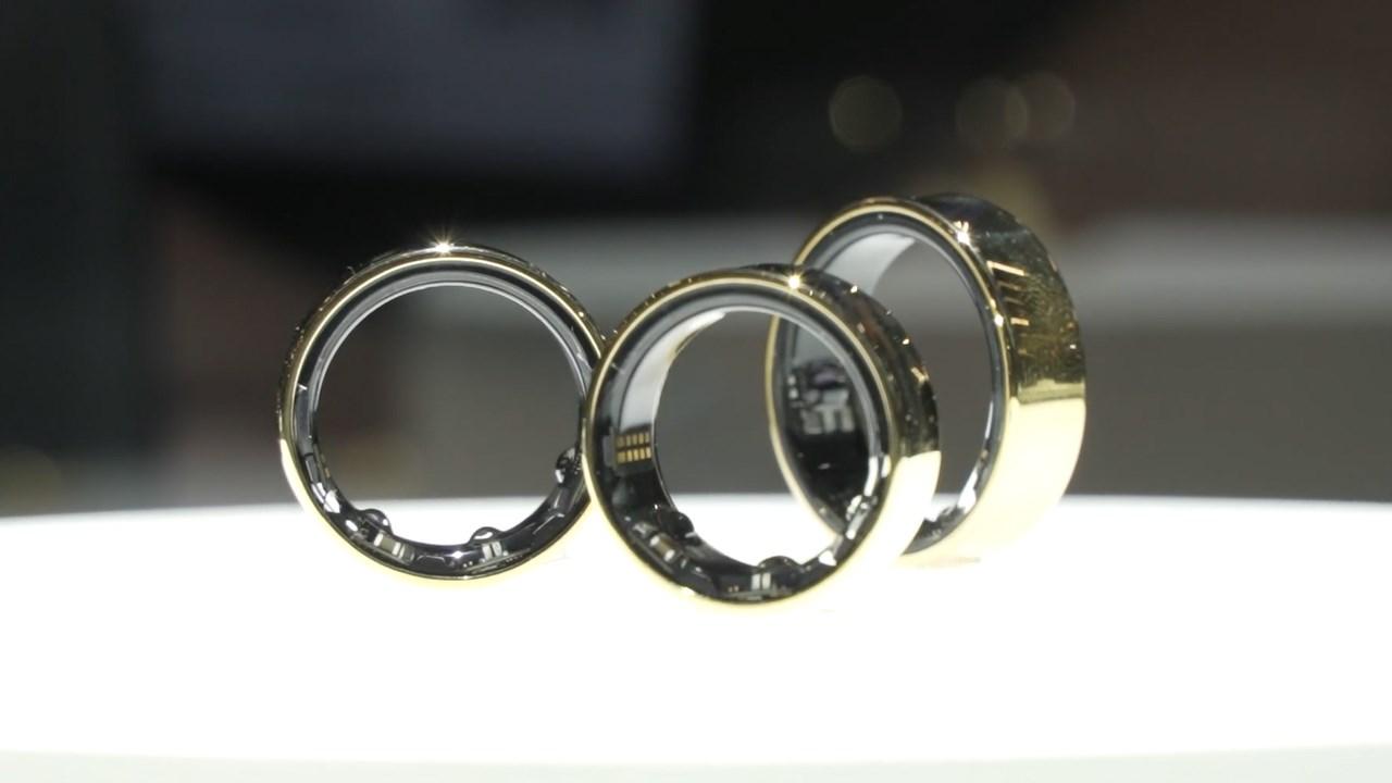 Vỏ ngoài của Galaxy Ring được hoàn thiện từ nhựa và mặt bên trong được làm trong suốt