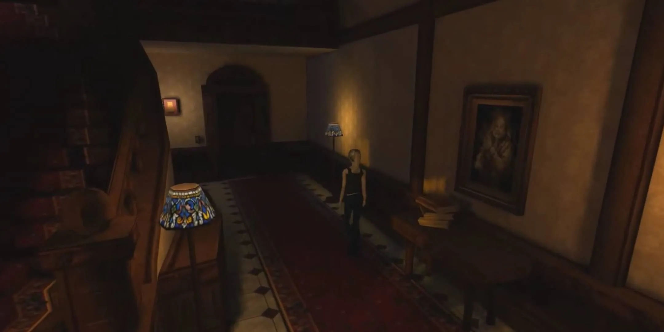 Alexandra đi qua một hành lang trong Eternal Darkness: Sanity’s Requiem