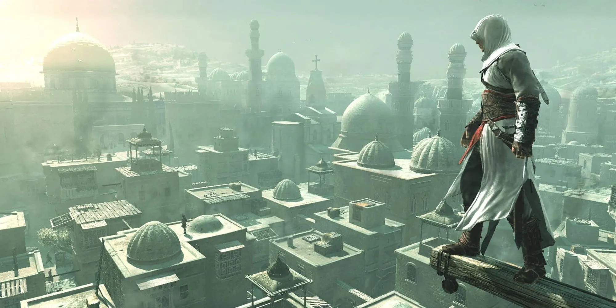 Altair đứng trên đỉnh một tòa nhà trong Assassin's Creed 1, bối cảnh Thánh Địa thời Trung Cổ