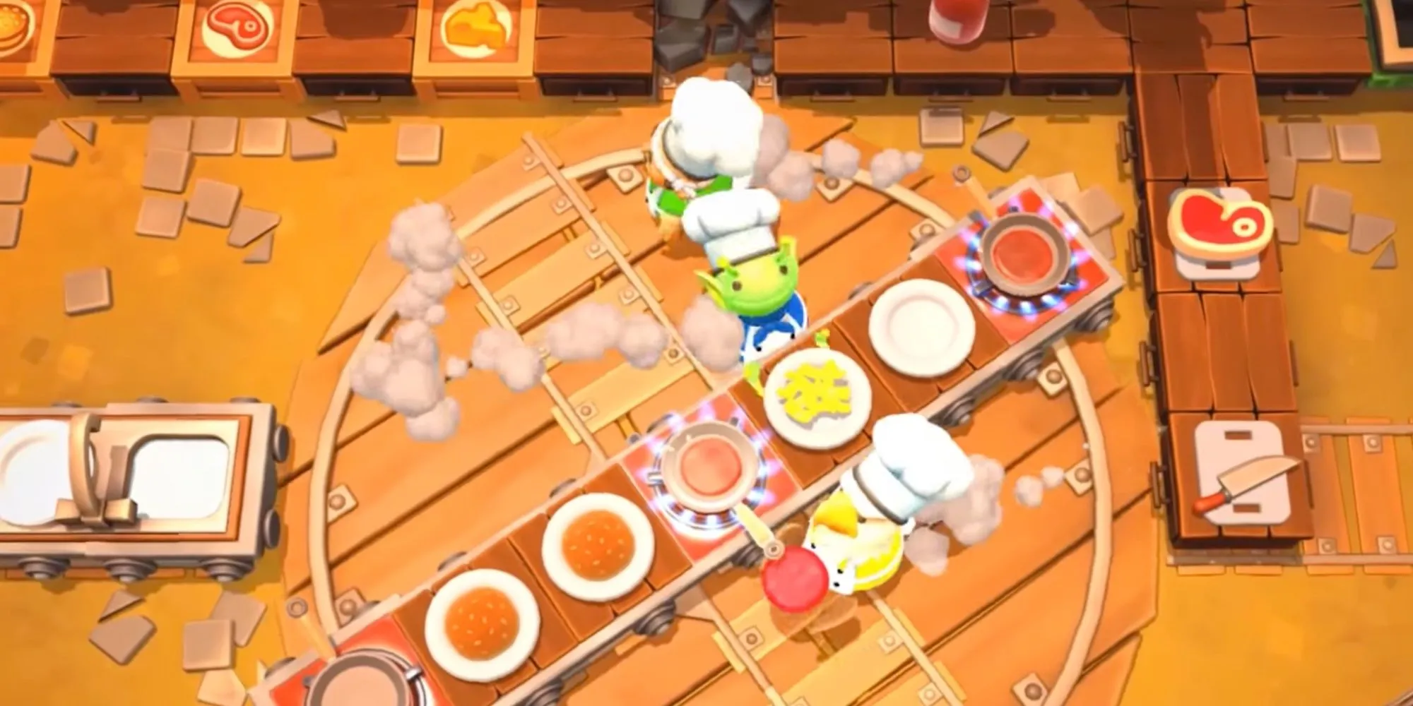 Ba người chơi đang cố gắng nấu ăn trong một màn chơi xoay tròn của Overcooked.