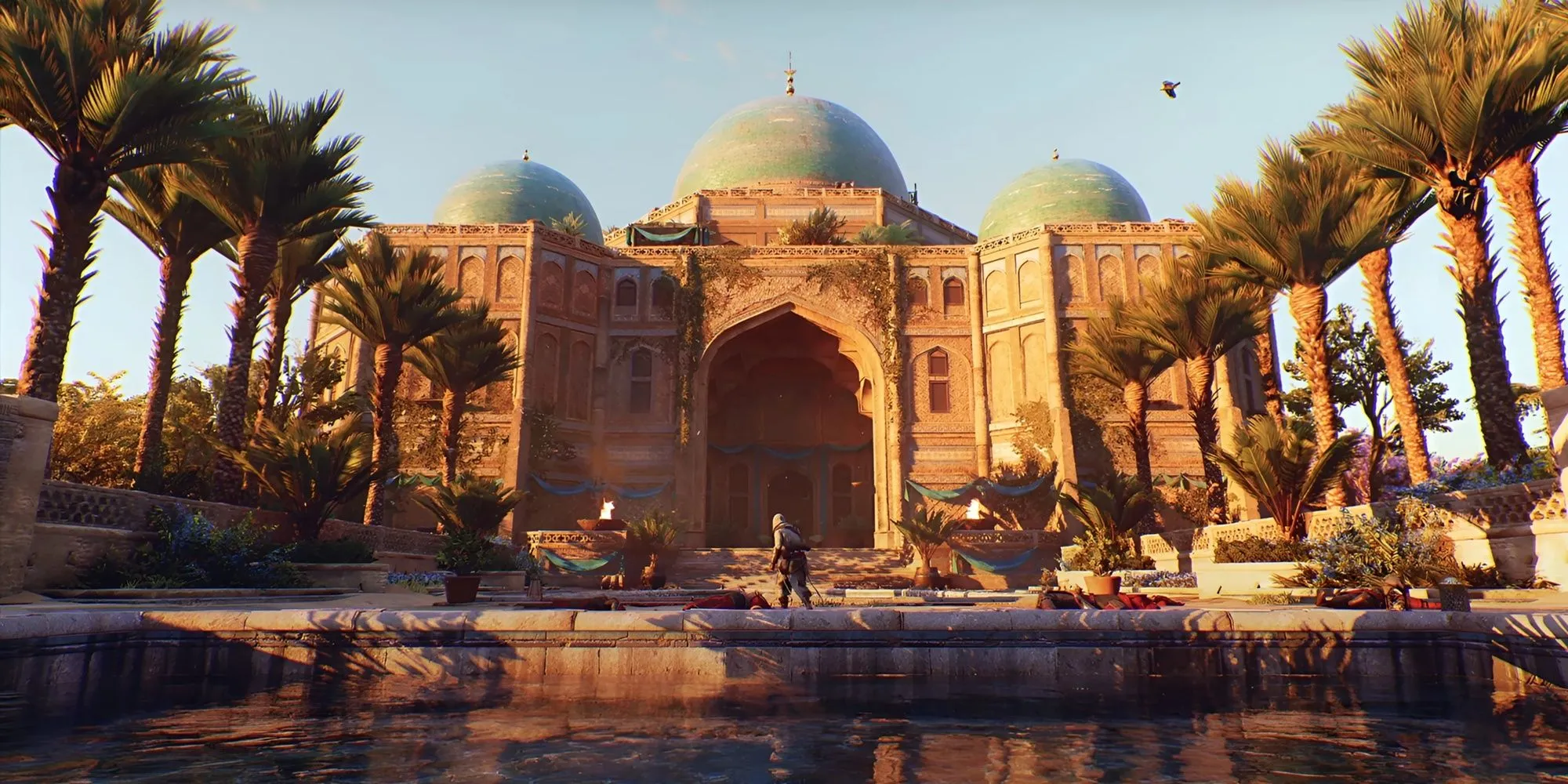 Basim đứng trước một tòa nhà với kiến trúc đặc trưng ở Baghdad trong Assassin's Creed Mirage