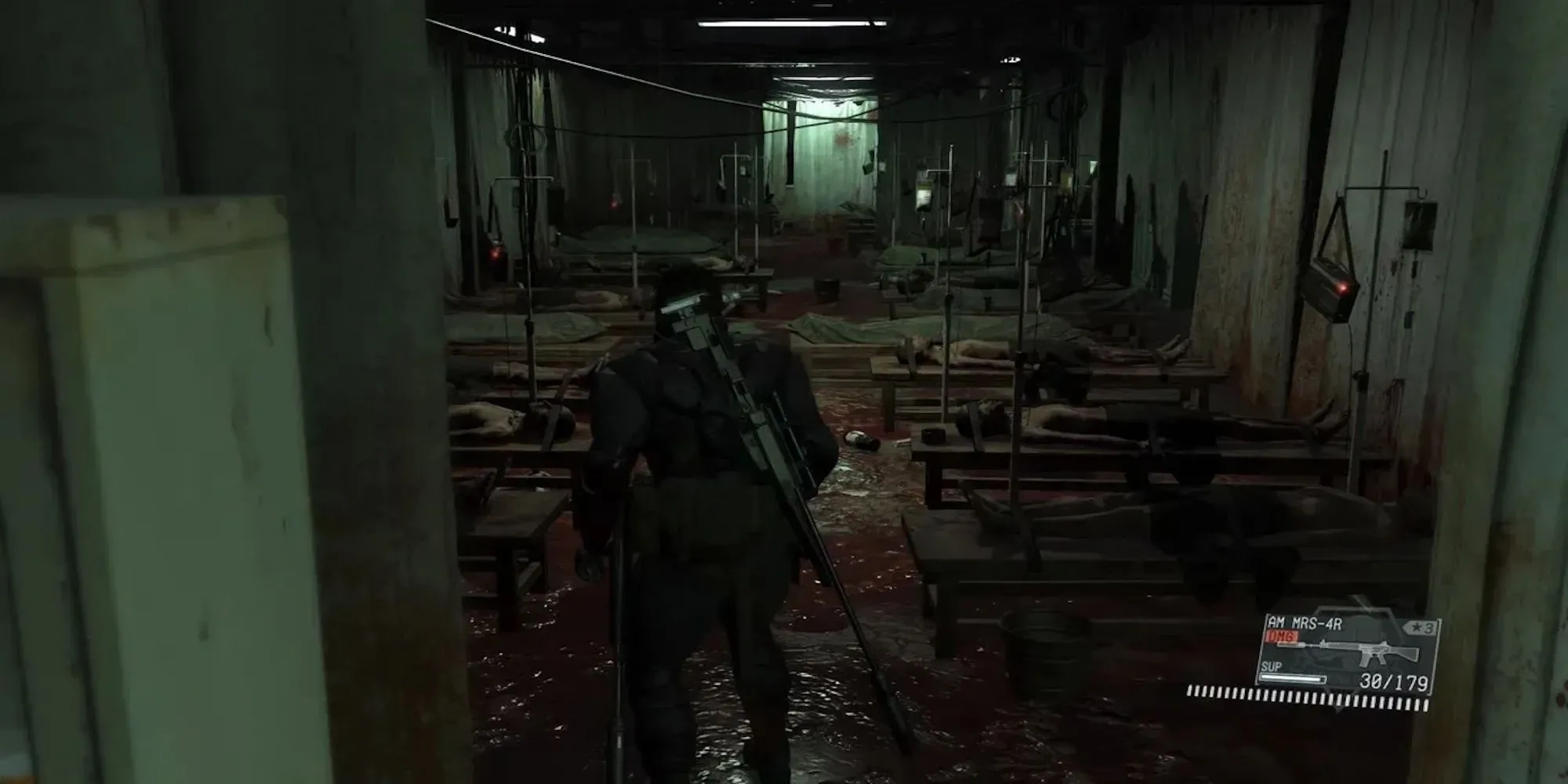 Big Boss thực hiện hành động lén lút trong Metal Gear Solid V