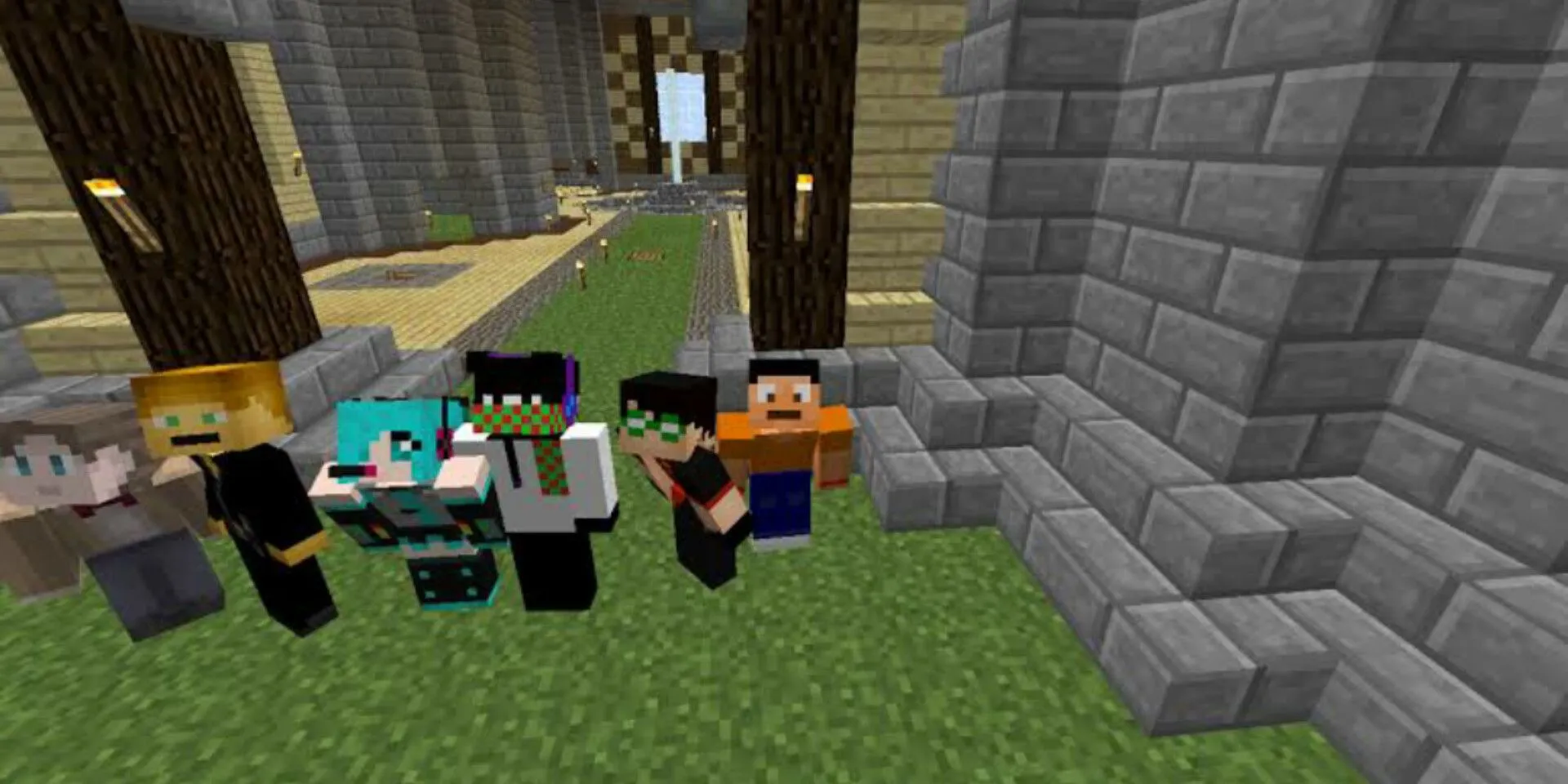 Bốn người chơi đang khám phá thế giới Minecraft cùng nhau trong chế độ multiplayer
