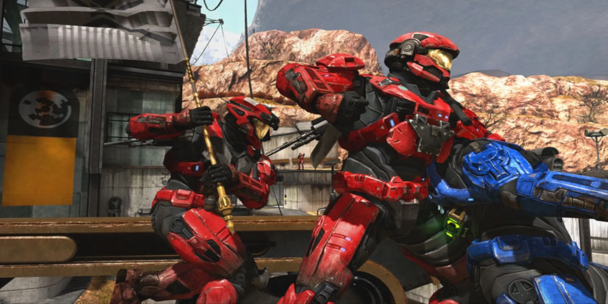 Cảnh chiến đấu Capture the Flag trong Halo: The Master Chief Collection, hiển thị người chơi phe Xanh và Đỏ