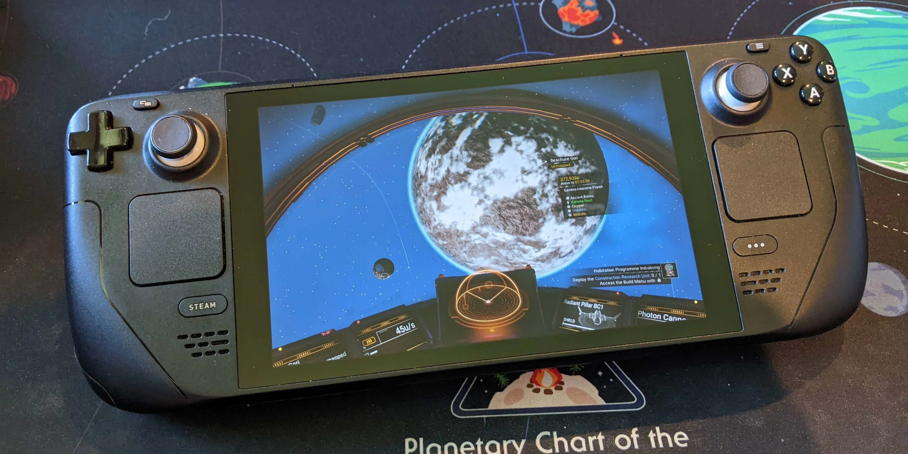 Cảnh game No Man's Sky hiển thị trên màn hình Steam Deck.