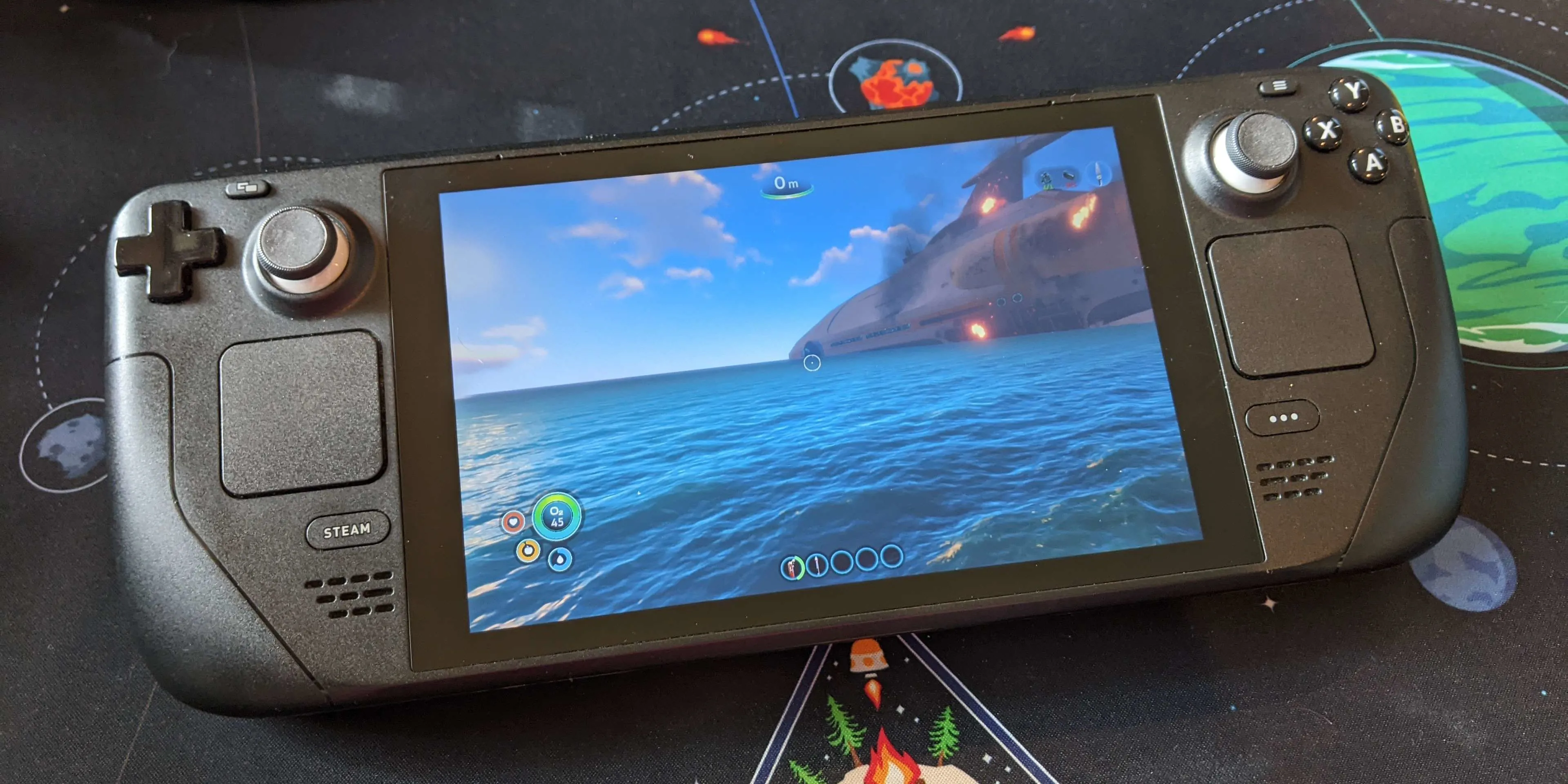 Cảnh game Subnautica đang chạy trên màn hình Steam Deck, hiển thị người chơi bơi dưới nước.