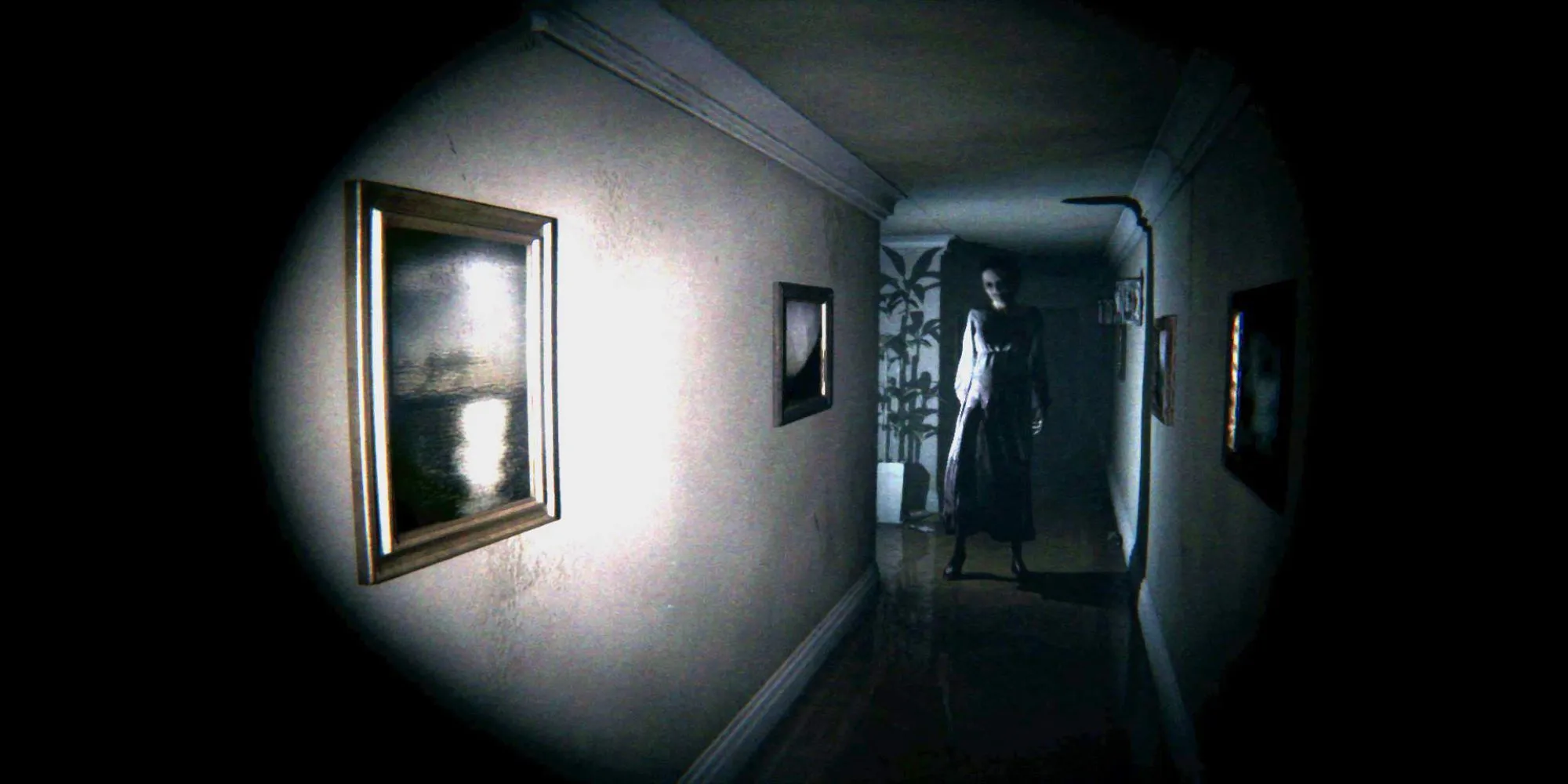 Cảnh gameplay từ P.T. (Silent Hills demo) khi người chơi đối mặt với thực thể ma quái ám ảnh hành lang