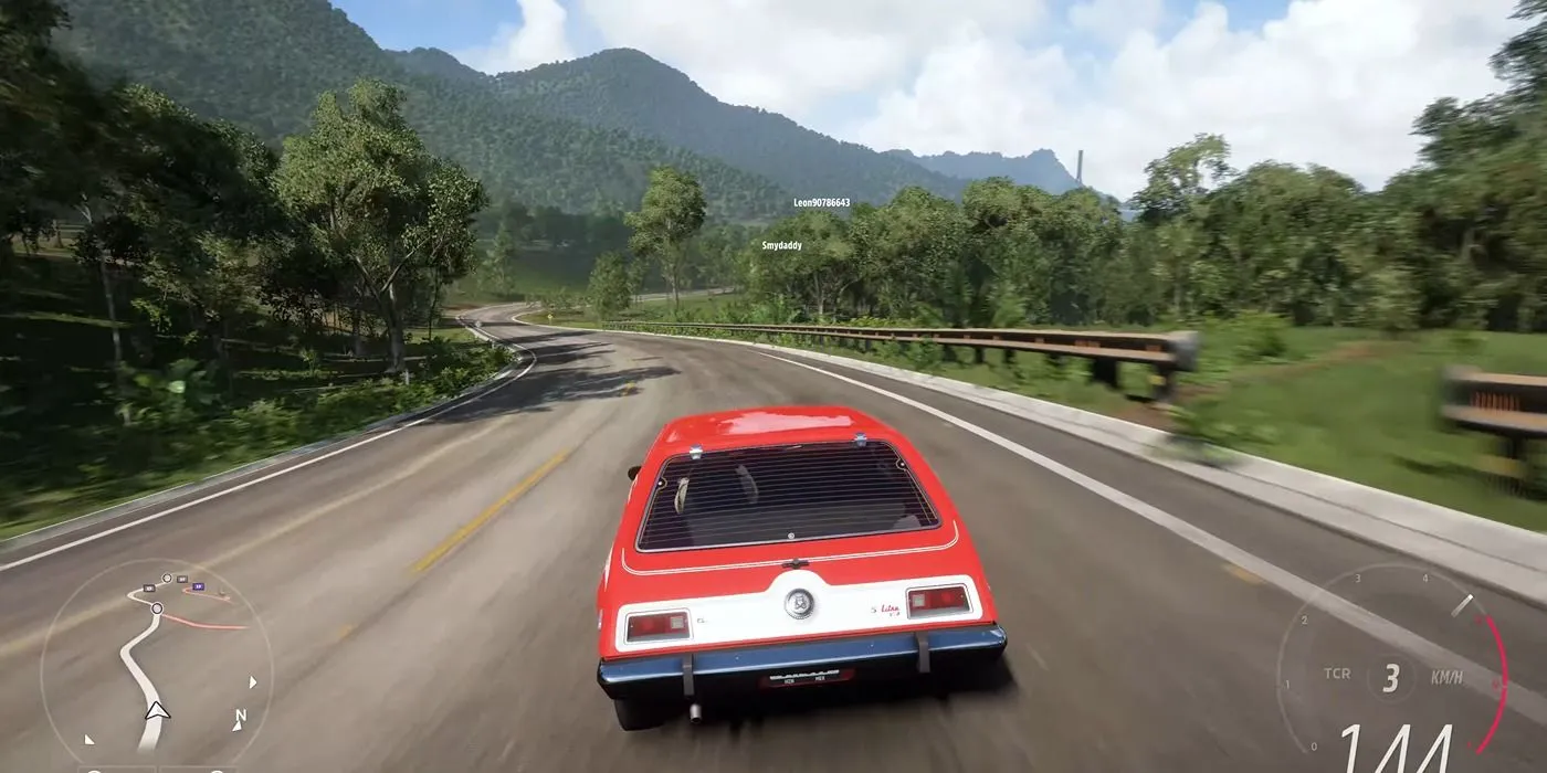 Chiếc AMC Gremlin 1973 trong Forza Horizon 5 trên đường đua địa hình đầy nắng