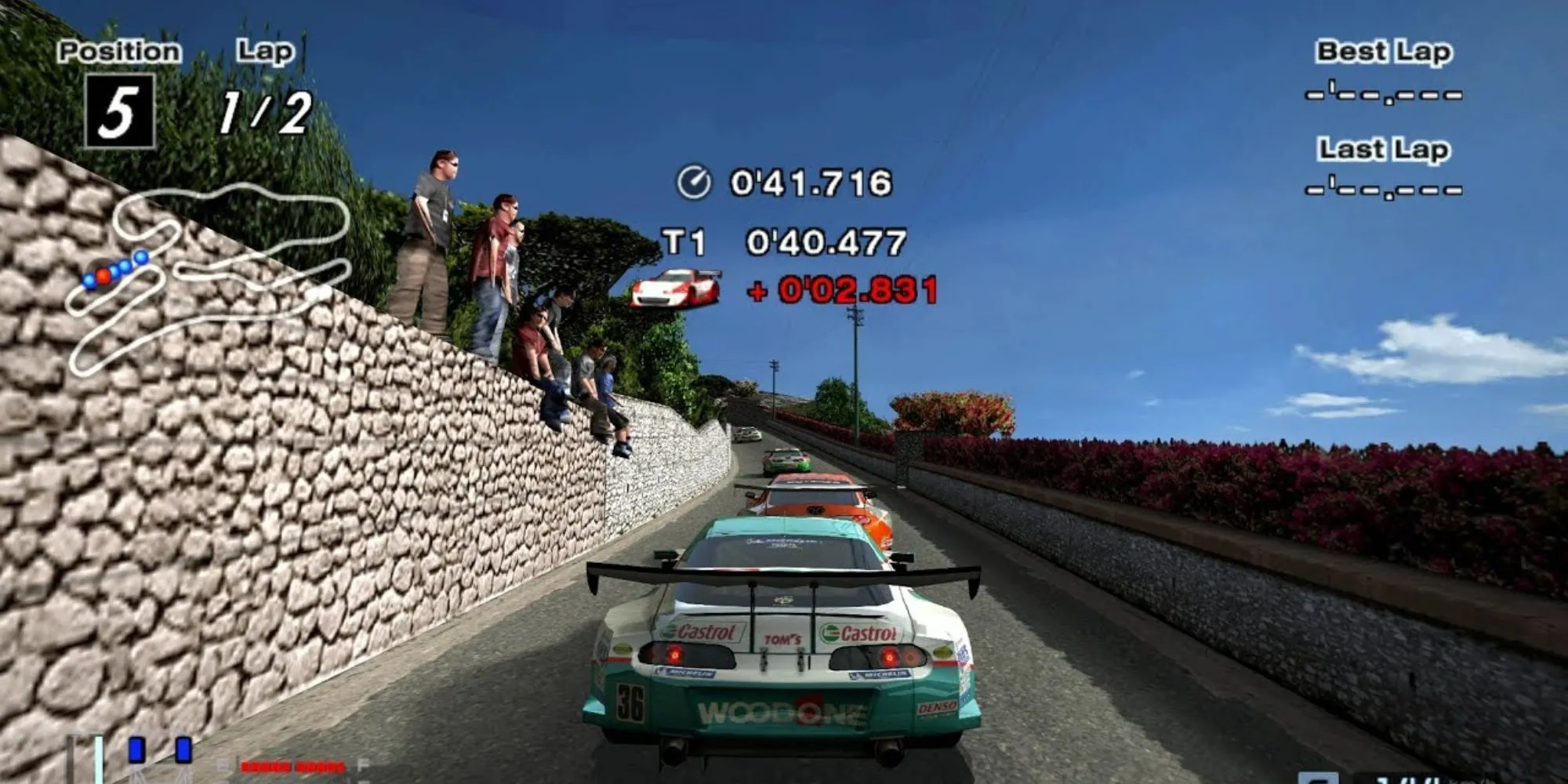 Chiếc xe đua đang tăng tốc trên đường đua trong Gran Turismo 4, biểu thị gameplay đua xe và thử thách