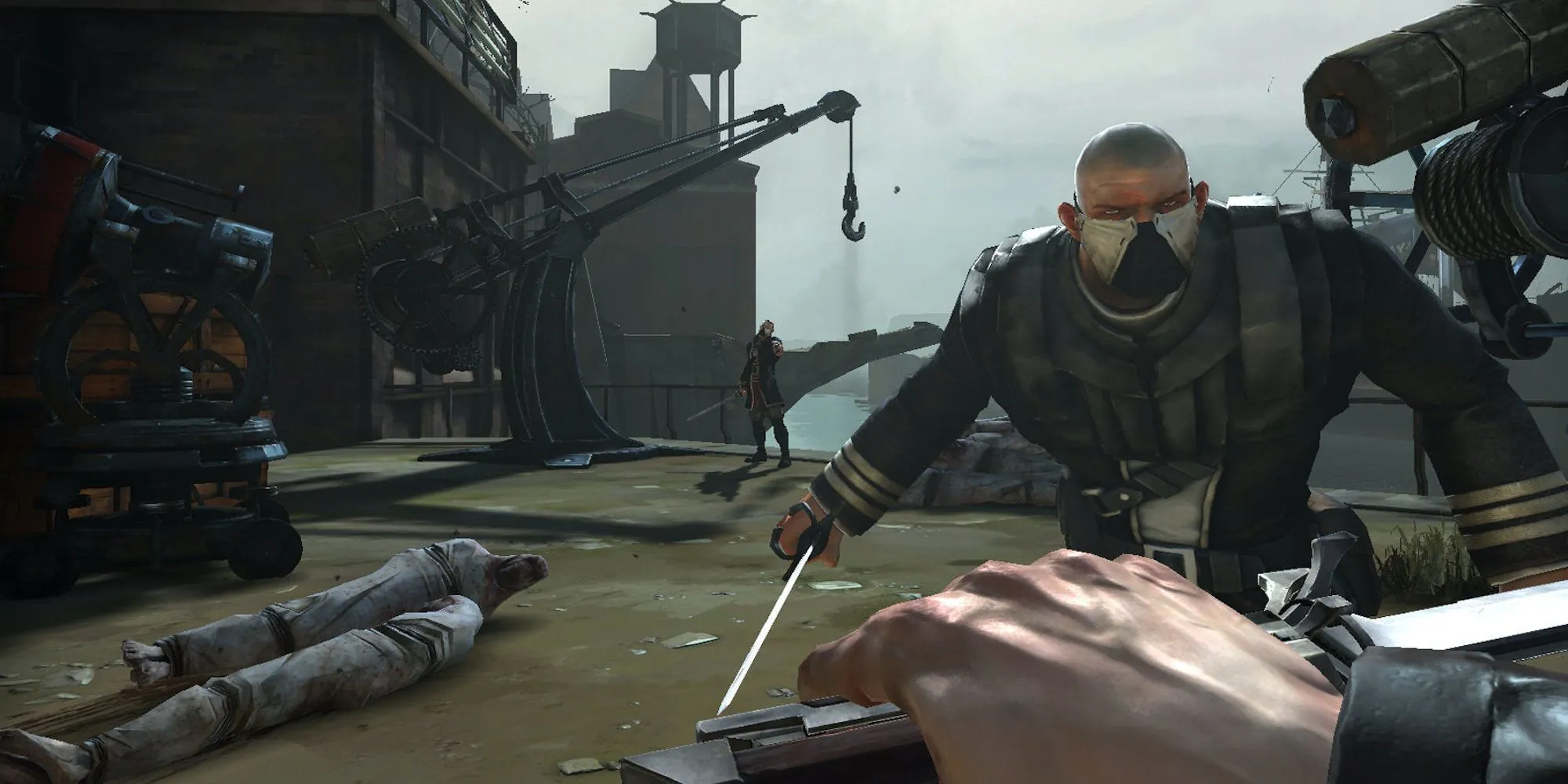 Corvo chiến đấu với kẻ thù trong Dishonored