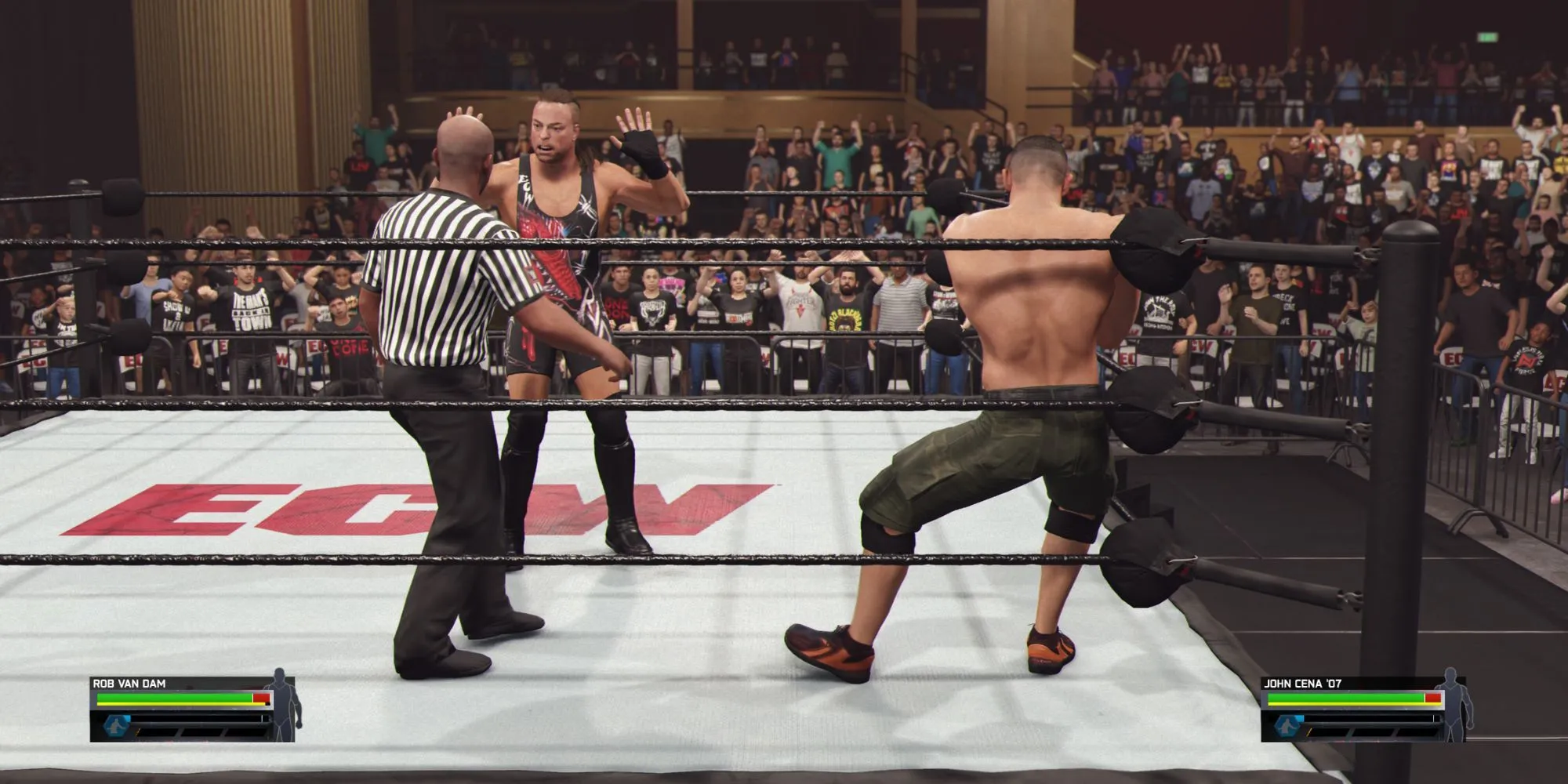 Đô vật Rob Van Dam thực hiện một đòn đánh lén John Cena sau khi trọng tài can thiệp trong một pha chain wrestling của WWE 2K25
