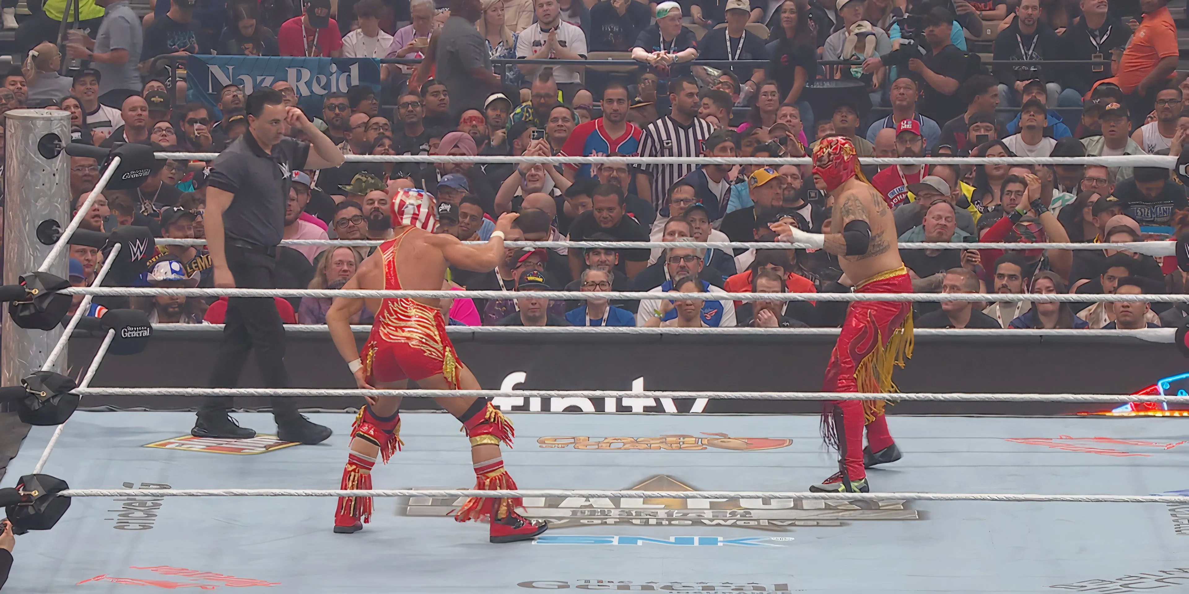 El Grande Americano thực hiện đòn kết liễu lên Rey Fenix tại WrestleMania 41