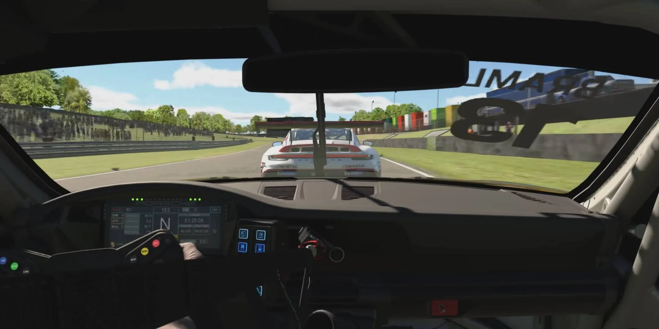 Góc nhìn buồng lái khi các xe đua trên đường đua trong iRacing