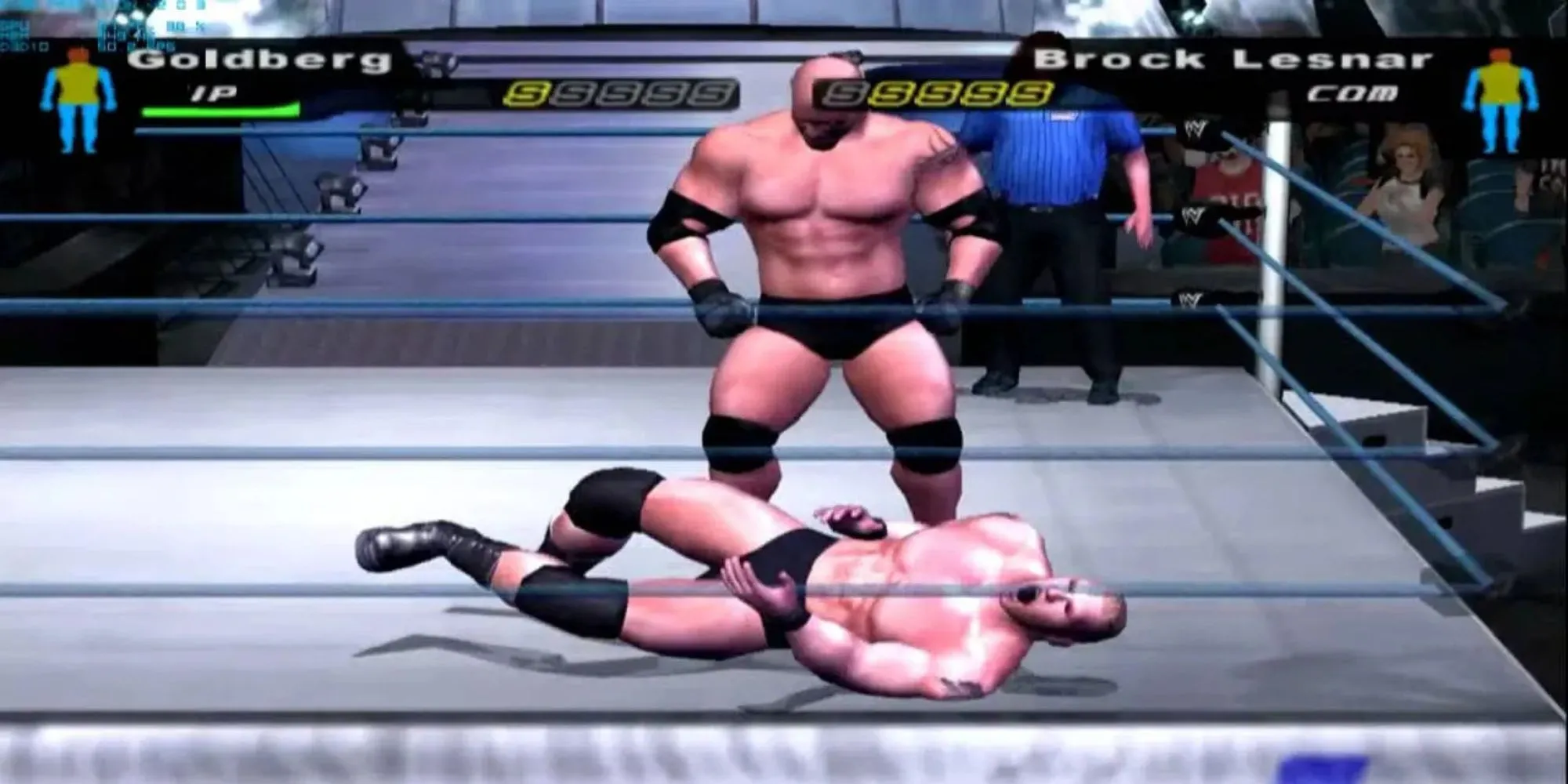 Hai đô vật đang thi đấu trong sàn đấu WWE SmackDown: Here Comes The Pain, thể hiện gameplay đối kháng