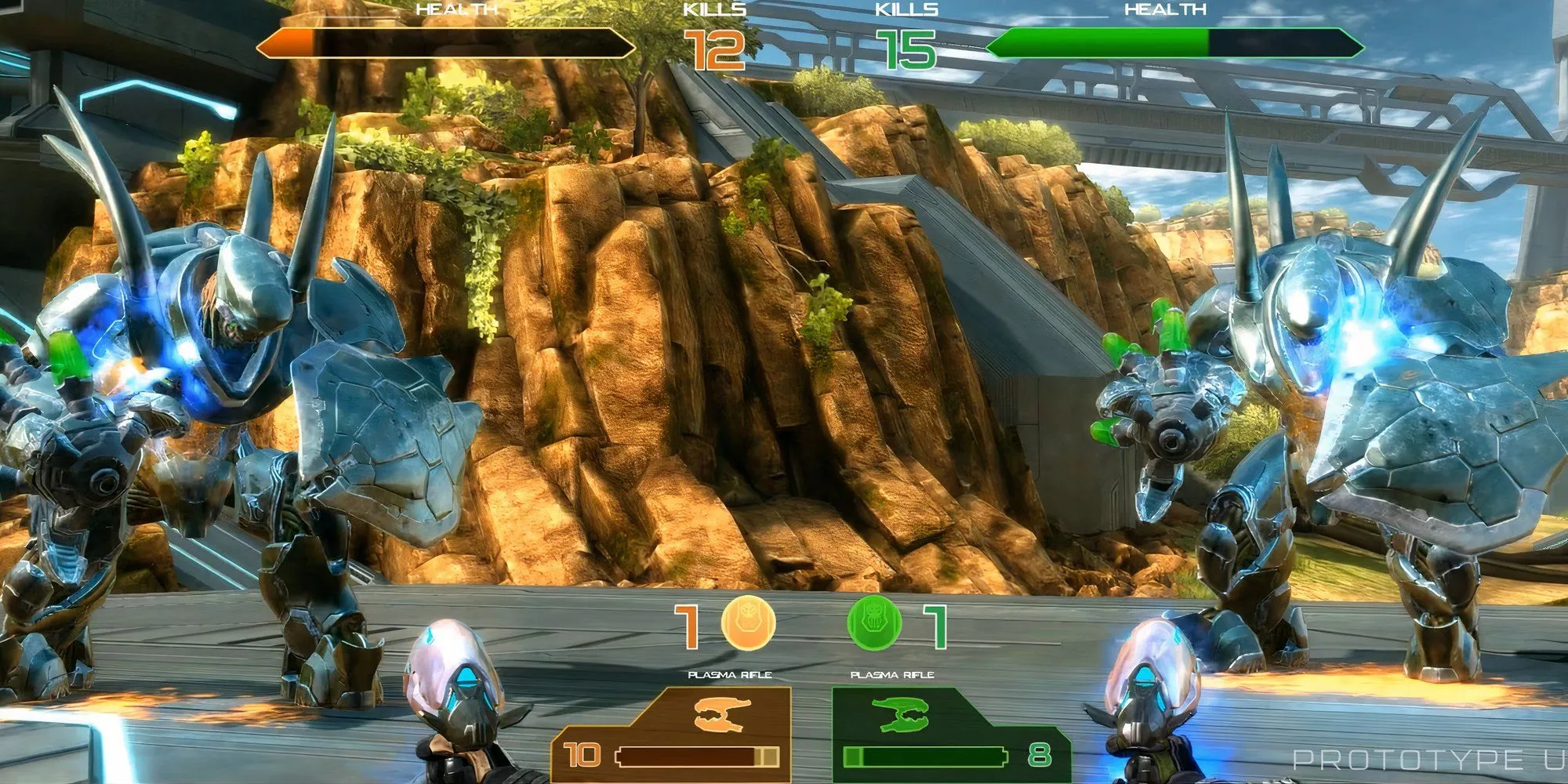 Hai người chơi ngắm bắn Hunter bằng súng plasma trong game arcade Halo Fireteam Raven