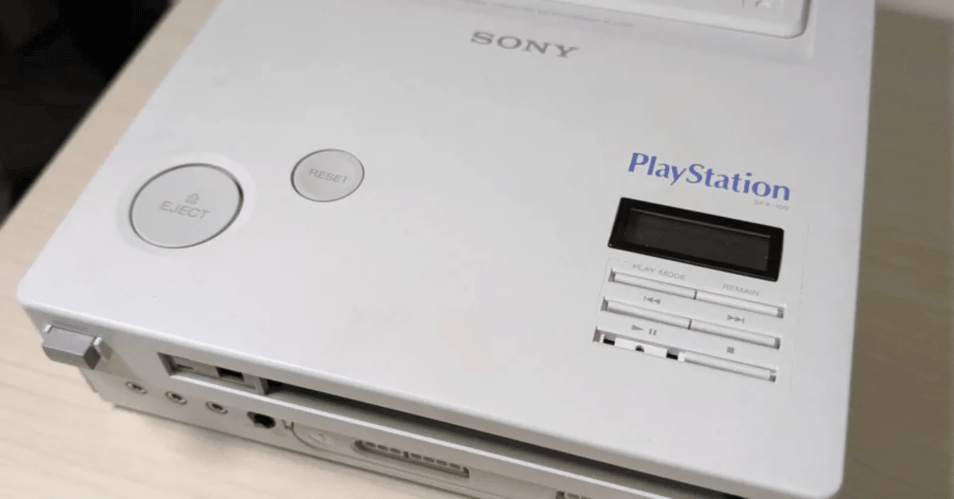 Hình ảnh cận cảnh nguyên mẫu Nintendo PlayStation của Ken Kutaragi còn mới nguyên