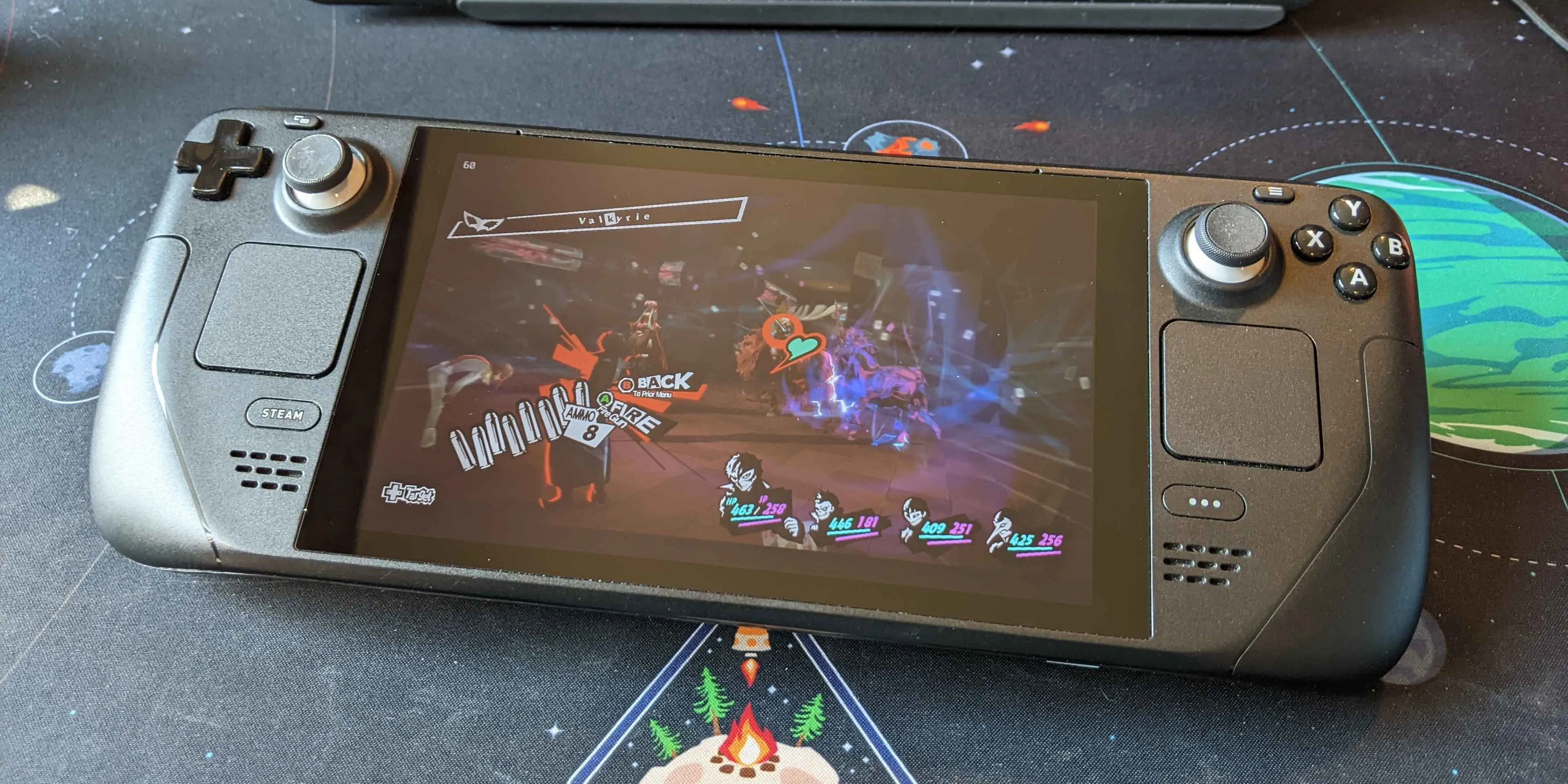 Hình ảnh game Persona 5 Royal đang chạy trên Steam Deck, hiển thị cảnh chiến đấu.
