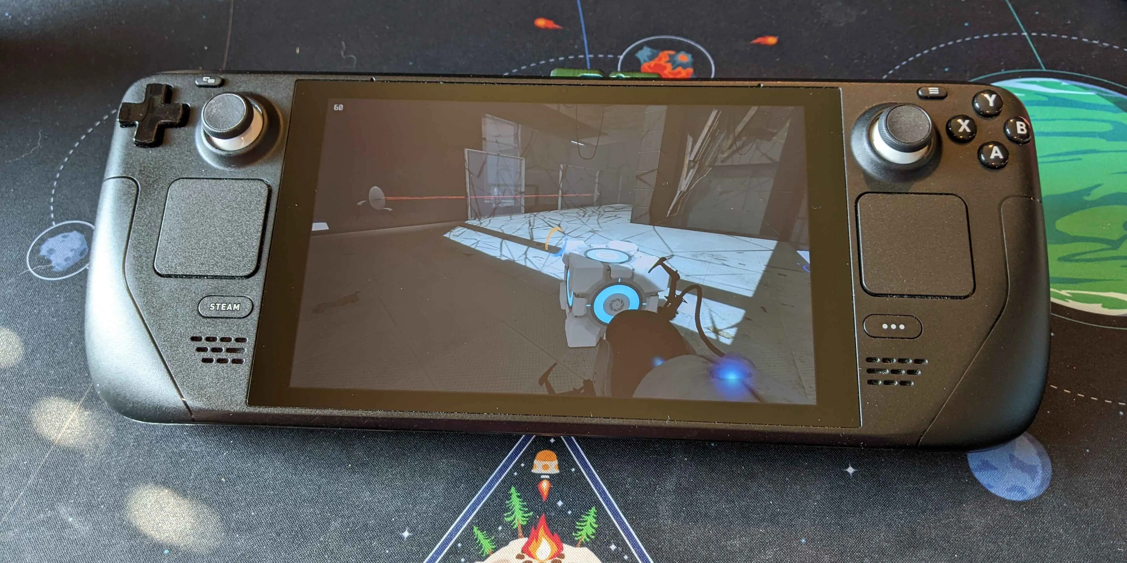 Hình ảnh game Portal 2 đang chạy trên Steam Deck, hiển thị người chơi đang di chuyển một khối lập phương trong phòng thử nghiệm.