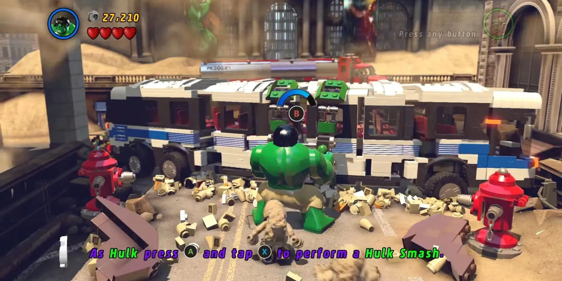 Hulk xé nát một chiếc xe buýt trong LEGO Marvel Super Heroes