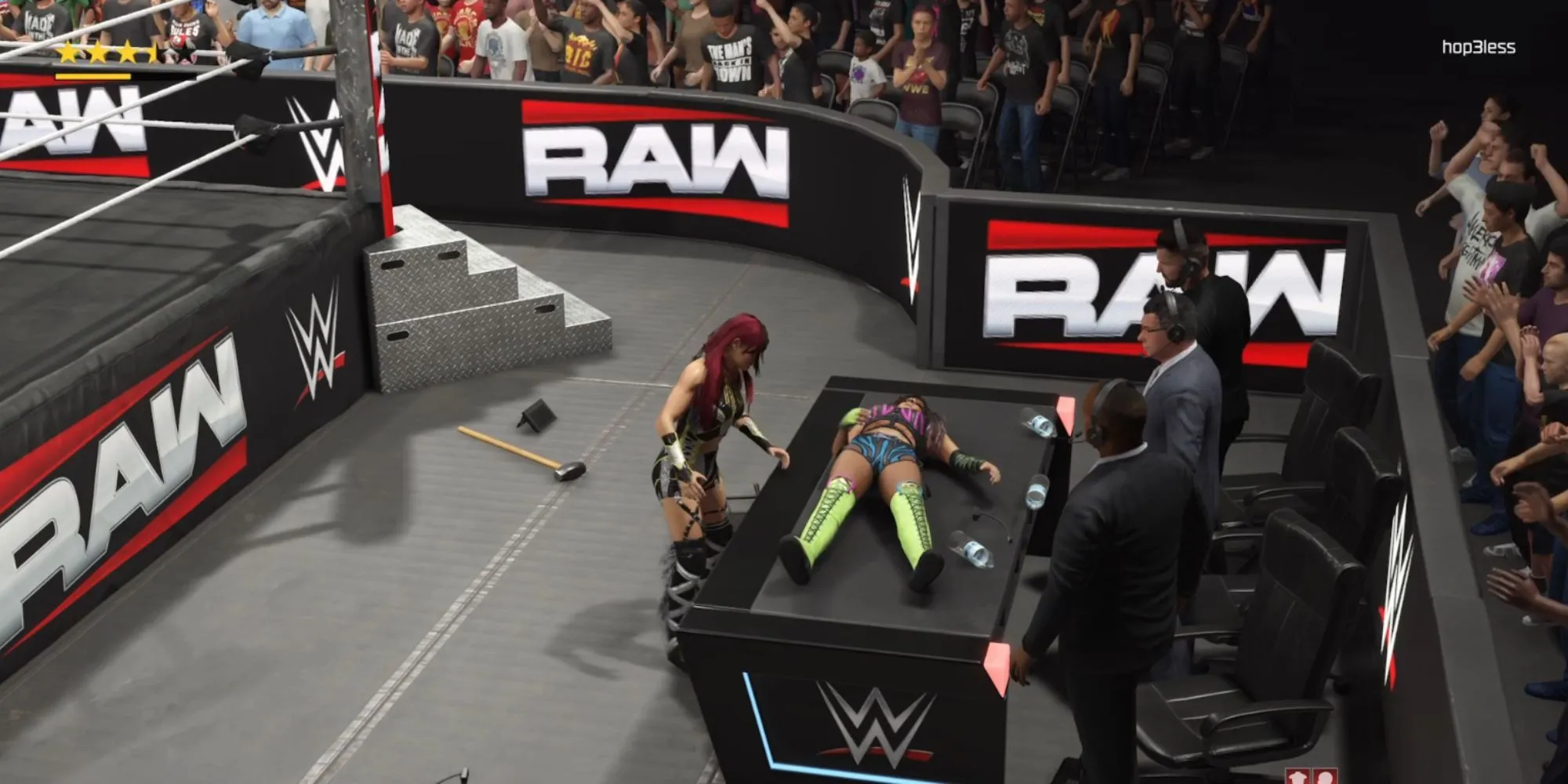 Io Sky chuẩn bị thực hiện đòn tấn công lên Dakota Kai trên bàn bình luận trong WWE 2K25