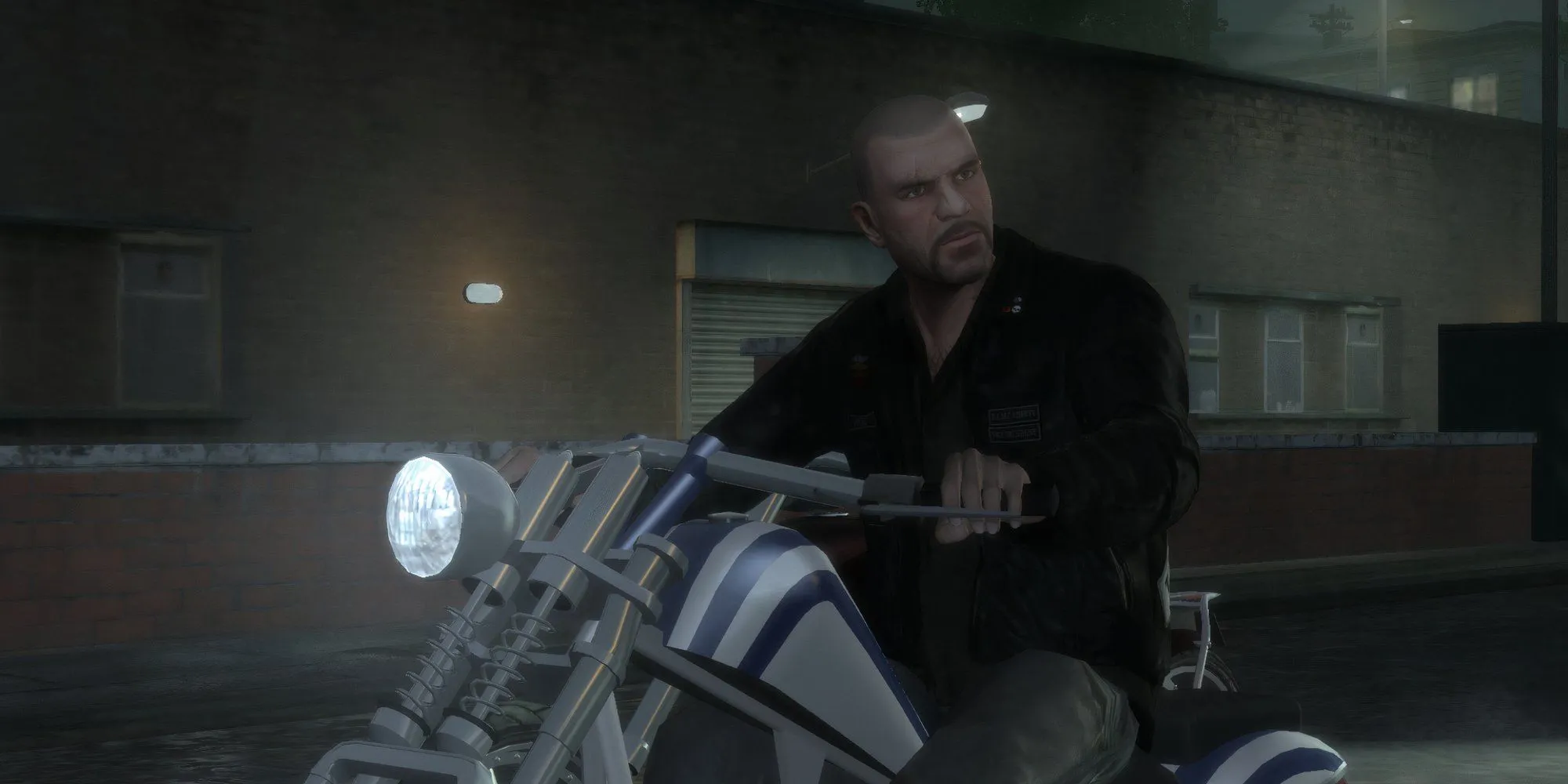 Johnny Klebitz cưỡi mô tô vào ban đêm trong GTA 4 The Lost and Damned