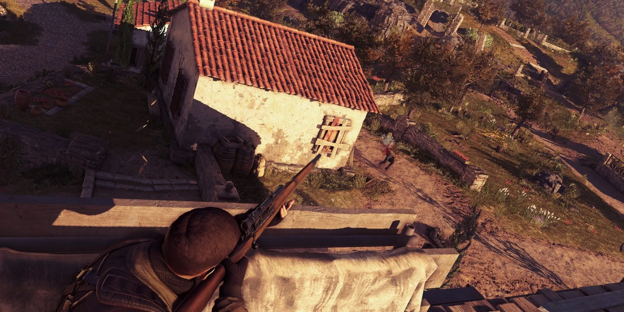Lính bắn tỉa Karl Fairburne đang ẩn nấp trên mái nhà, nhắm bắn kẻ thù trong Sniper Elite 4.