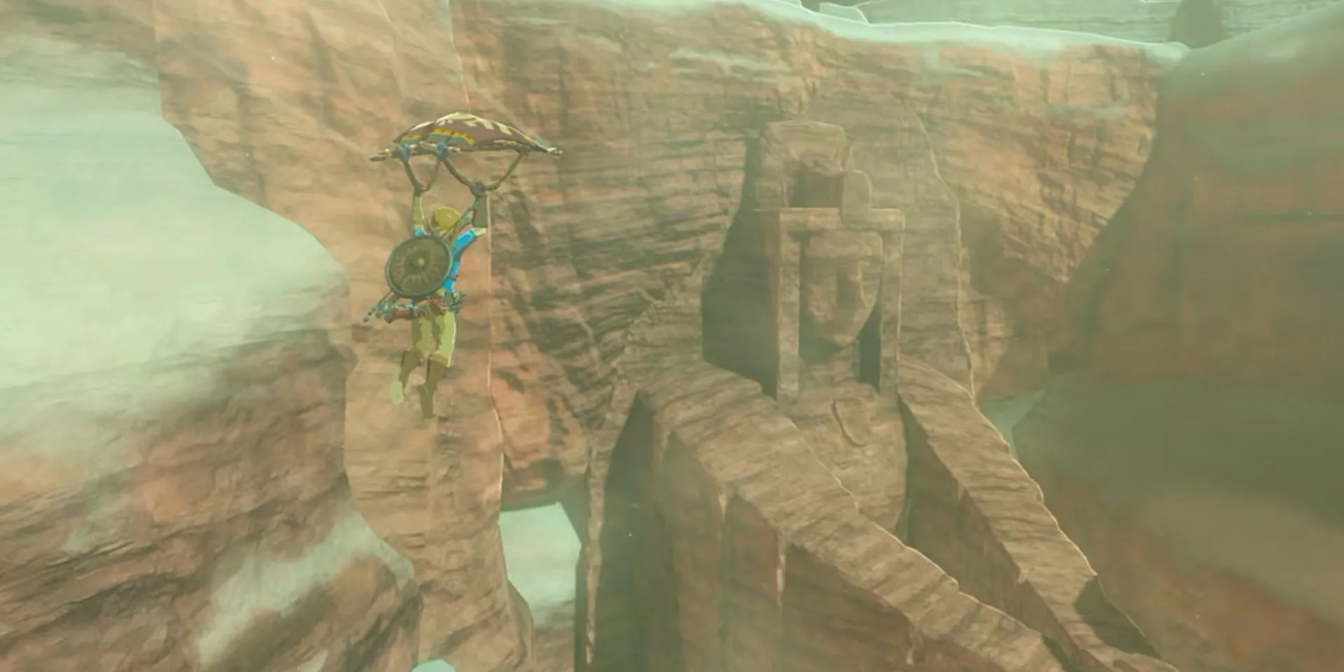 Link dù lượn khám phá tàn tích Hyrule rộng lớn trong The Legend of Zelda: Breath of the Wild