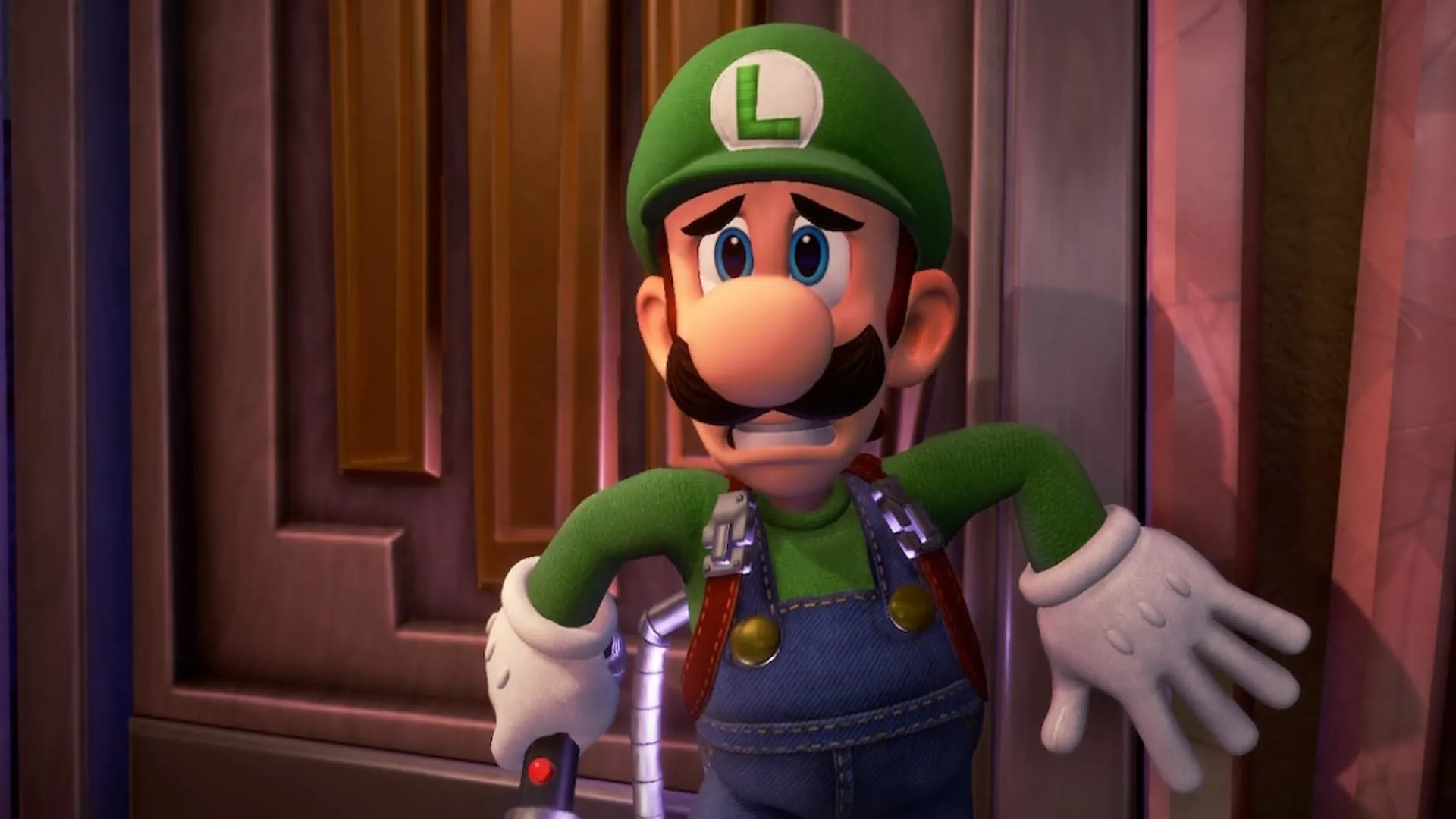 Luigi sợ hãi cầm máy hút bụi ma Poltergust trong Luigi's Mansion 3
