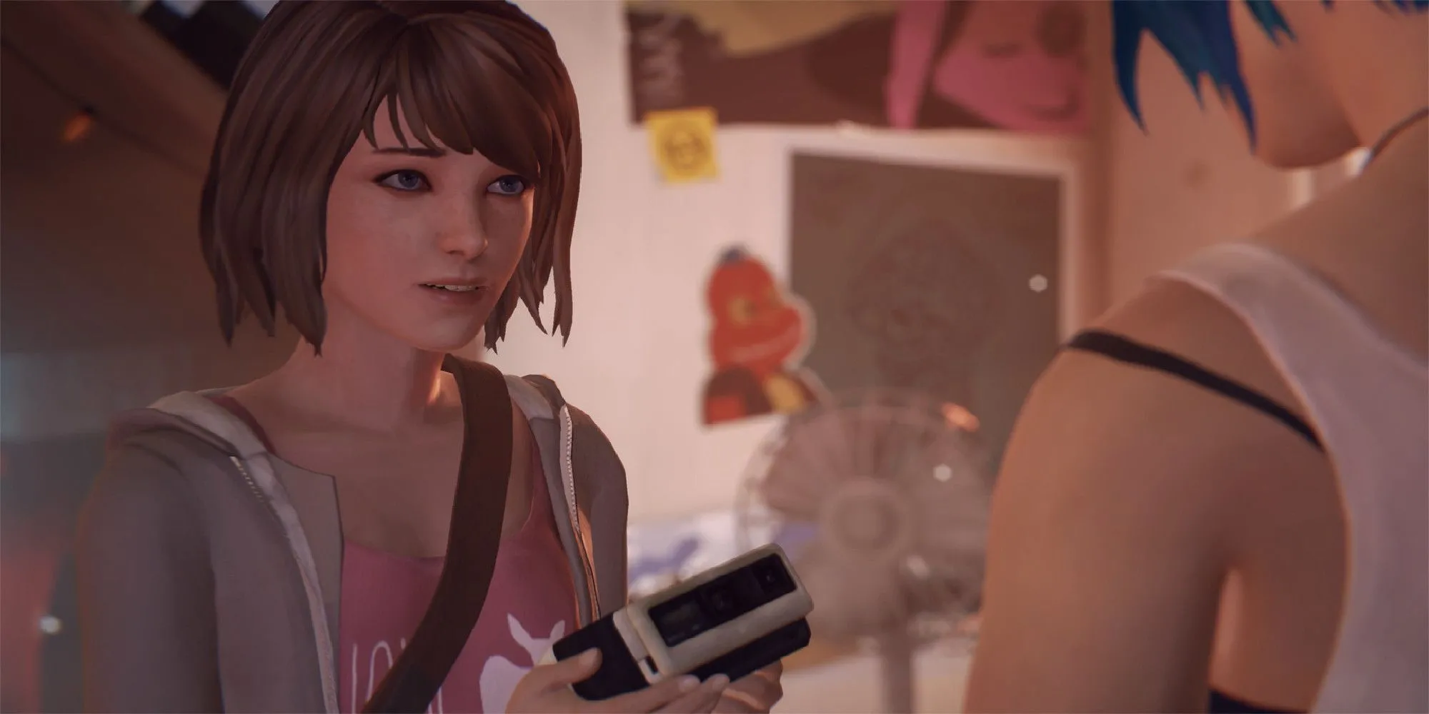 Max Caulfield cầm điện thoại trong game Life is Strange