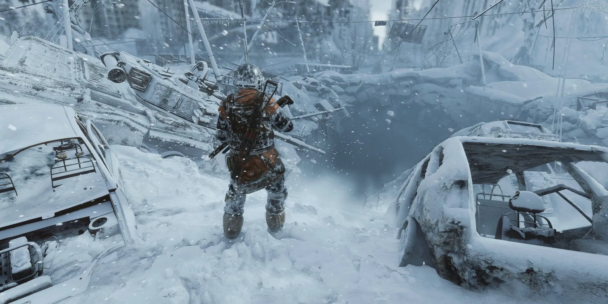 Metro Exodus: Cảnh gameplay hiển thị người chơi giữa con đường bị phá hủy phủ đầy tuyết và xe cũ