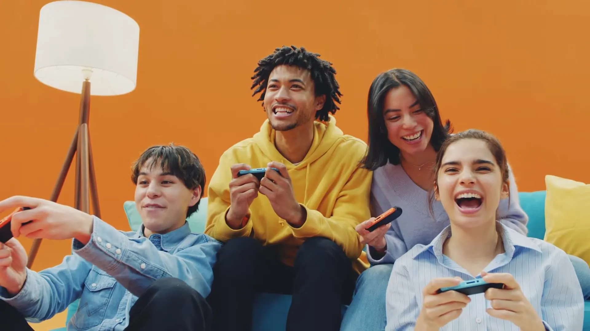 Mô tả: Minh họa hai người đang trò chuyện hoặc chơi game trên một chiếc máy console cầm tay có kiểu dáng giống Nintendo Switch 2, đại diện cho trải nghiệm giao tiếp và stream trên thiết bị mới. Từ khóa liên quan: Switch 2, chat game, stream game, trải nghiệm người dùng, phụ kiện stream.