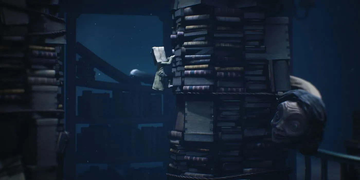 Mono leo lên chồng sách khổng lồ khi bị Giáo viên cổ dài truy đuổi trong Little Nightmares II