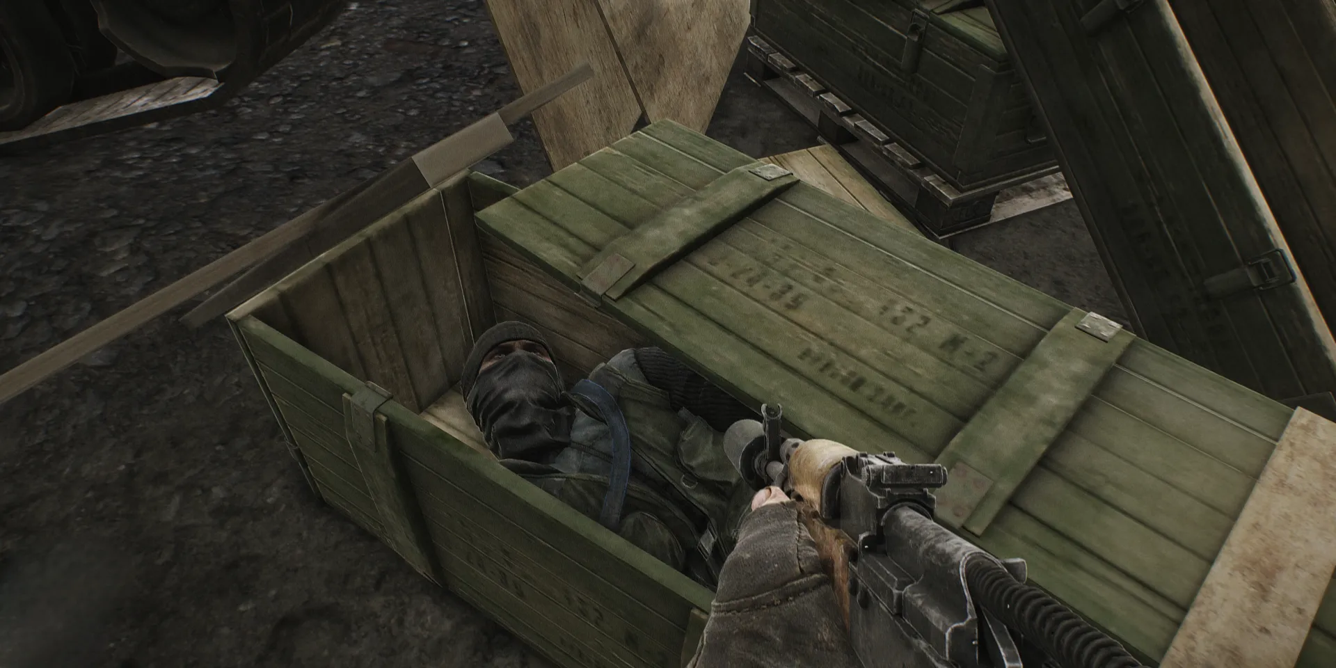 Một cảnh chi tiết trong game Escape From Tarkov, cho thấy môi trường nguy hiểm và cơ hội loot đồ trong vùng Norvinsk hậu tận thế.