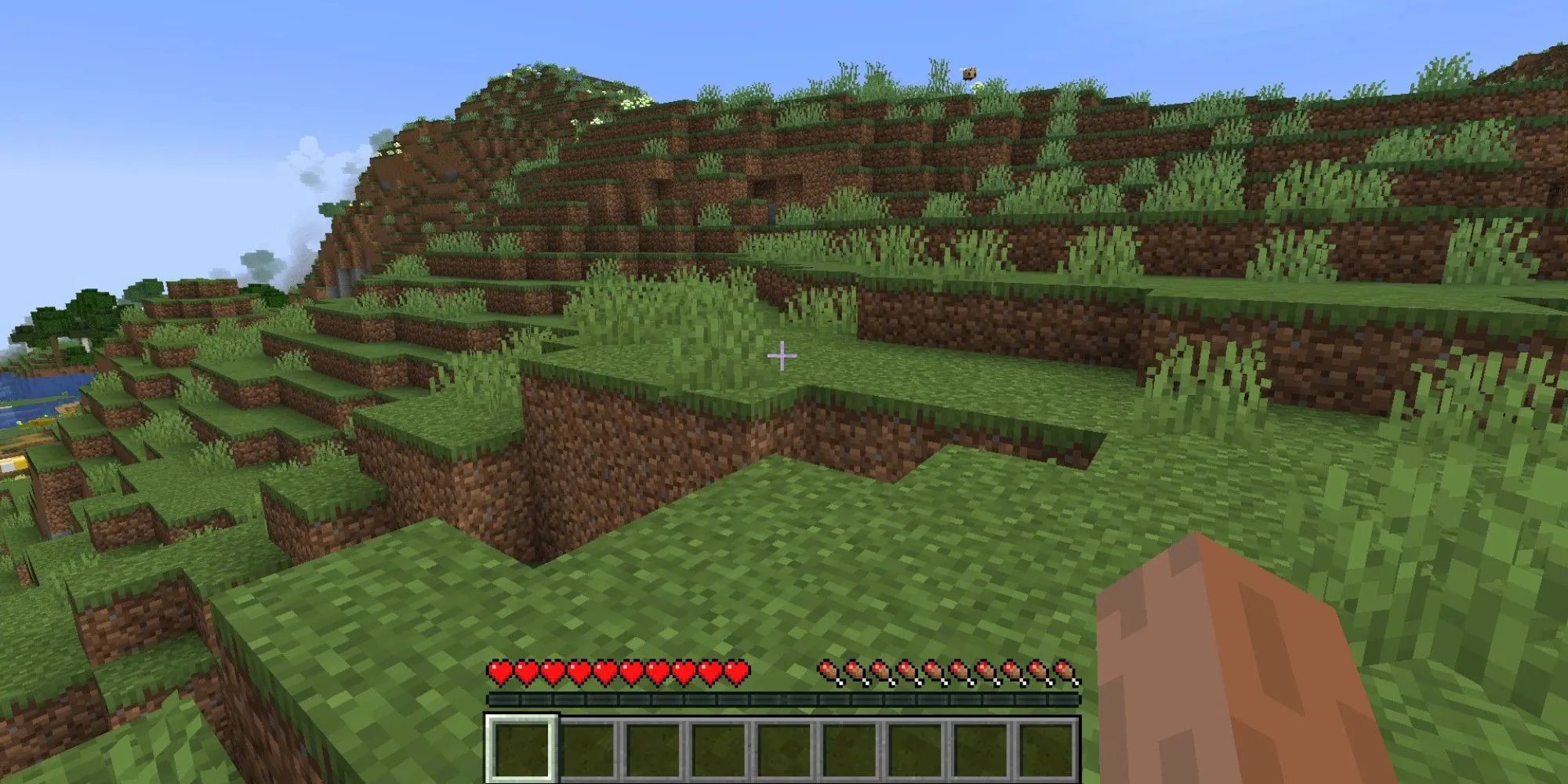 Một cảnh trong chế độ Sinh tồn của Minecraft với nhân vật đang khám phá thế giới khối vuông