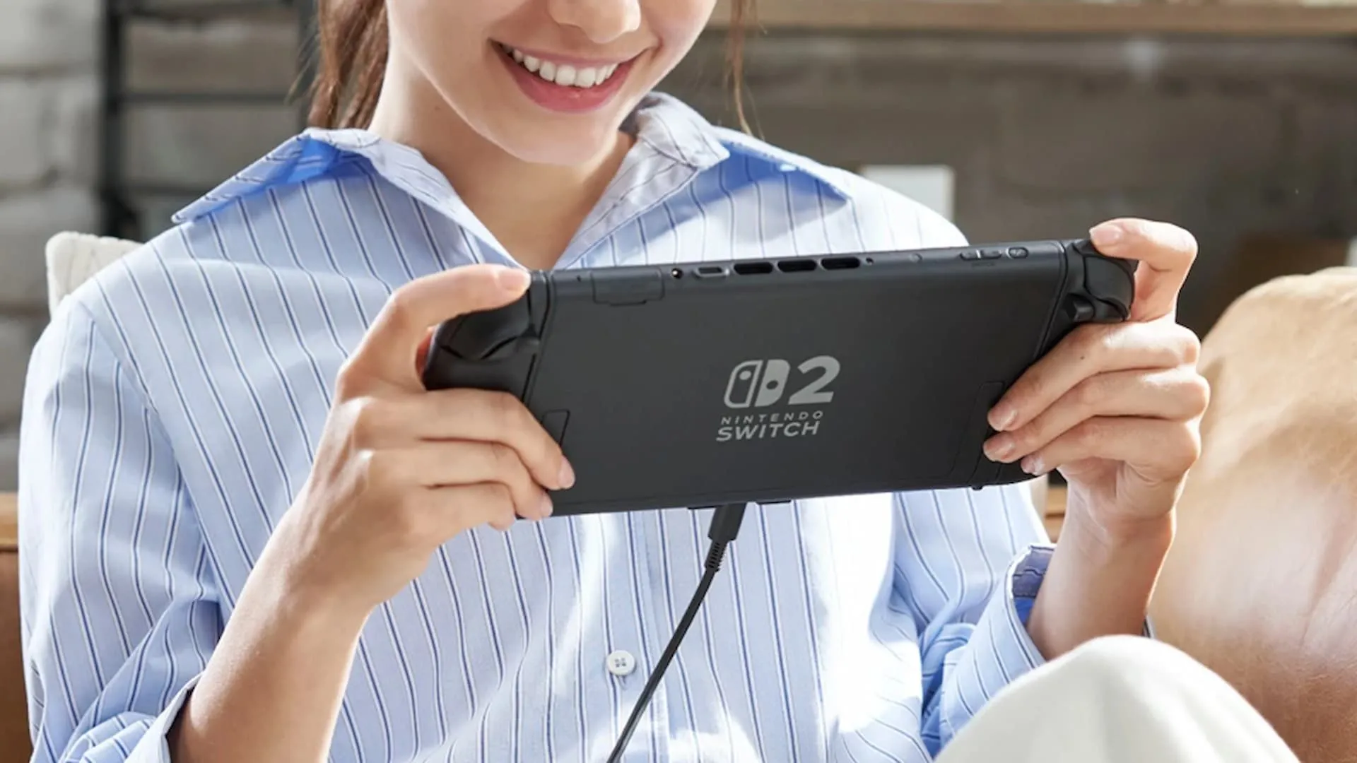 Một người đang cầm máy chơi game Nintendo Switch 2 trên tay