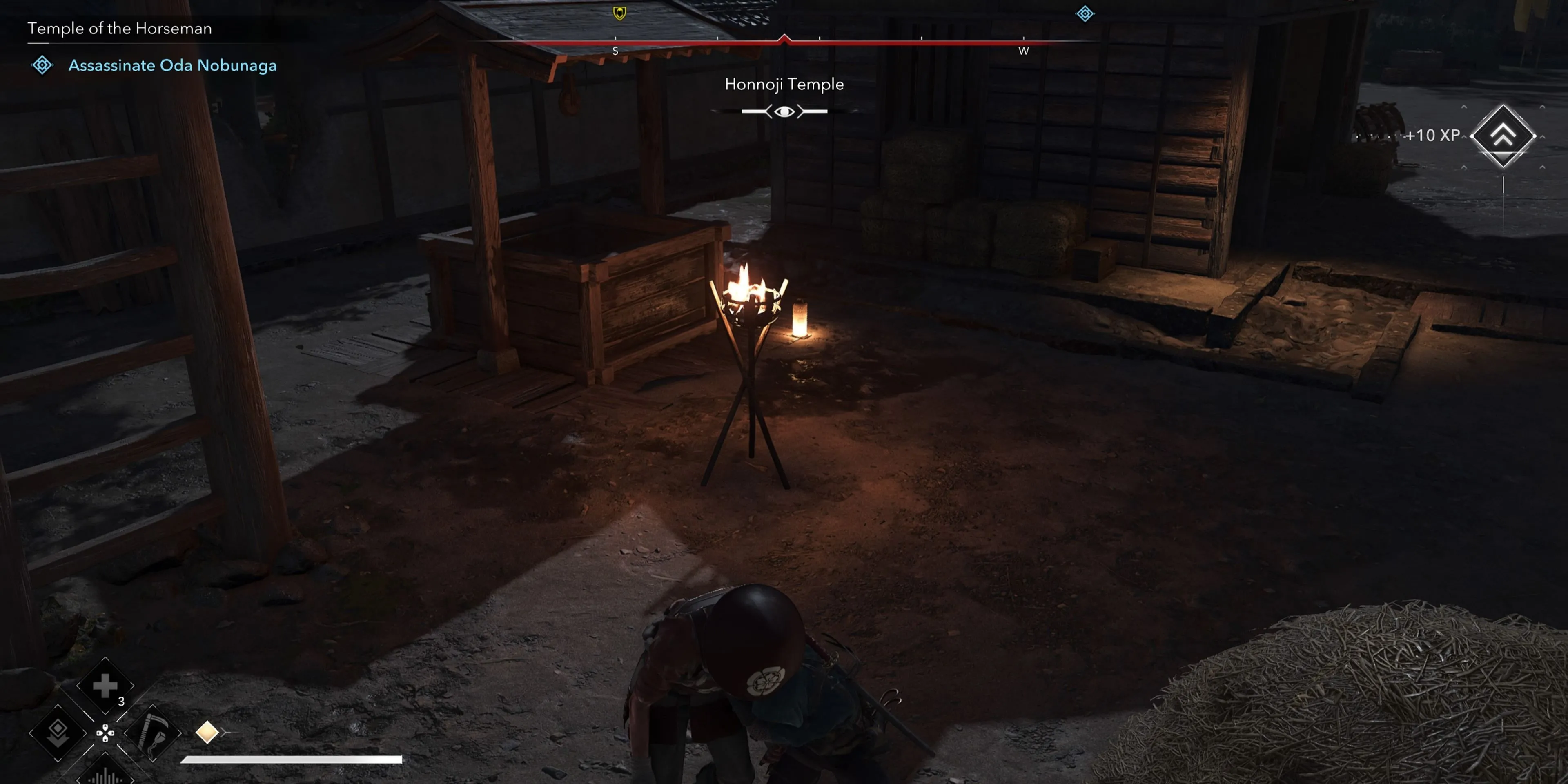 Naoe ẩn mình trong giếng nước tại sân trong của đền thờ trong nhiệm vụ Temple of the Horseman của Assassin's Creed Shadows.
