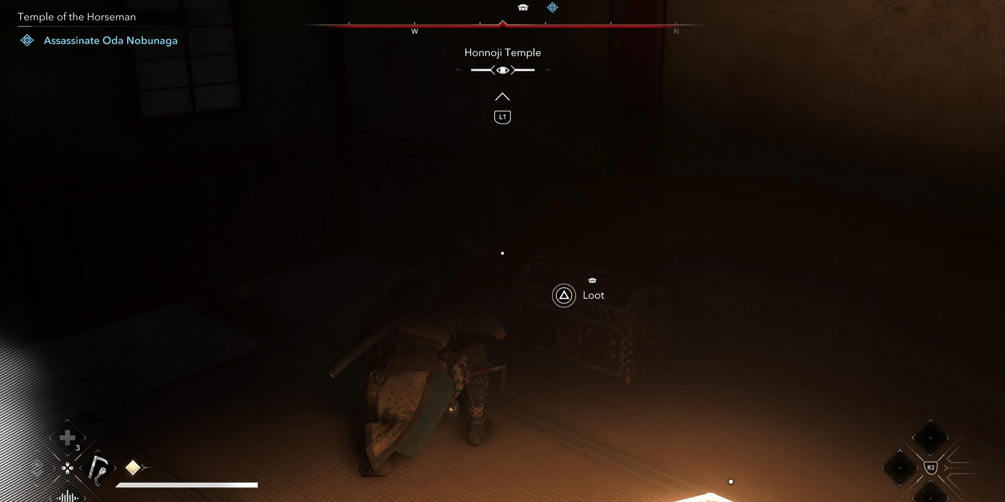 Naoe nhìn xuống các rương báu vật trong dinh thự của Oda Nobunaga ở Assassin's Creed Shadows.