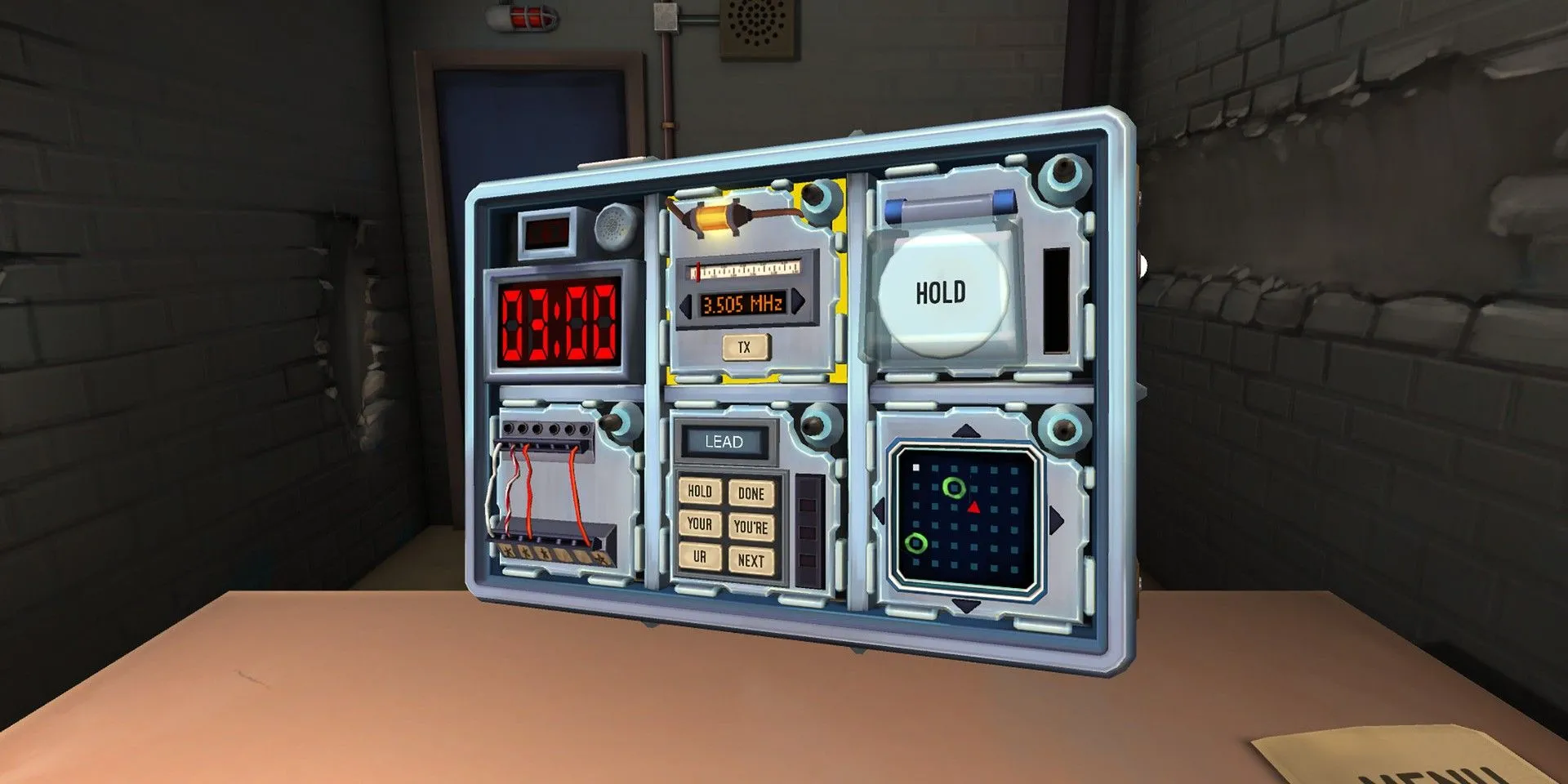 Người chơi đang giải mã quả bom phức tạp trong game Keep Talking and Nobody Explodes