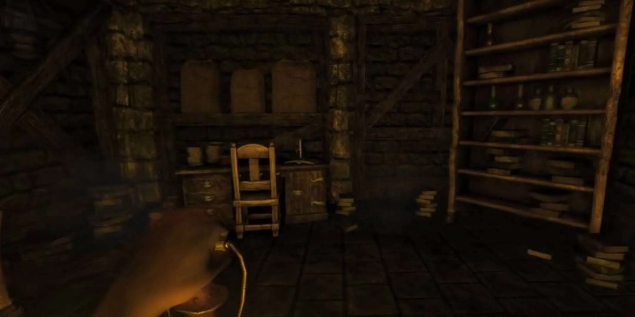 Nhân vật cầm đèn trong một căn phòng tối ở Amnesia: The Dark Descent