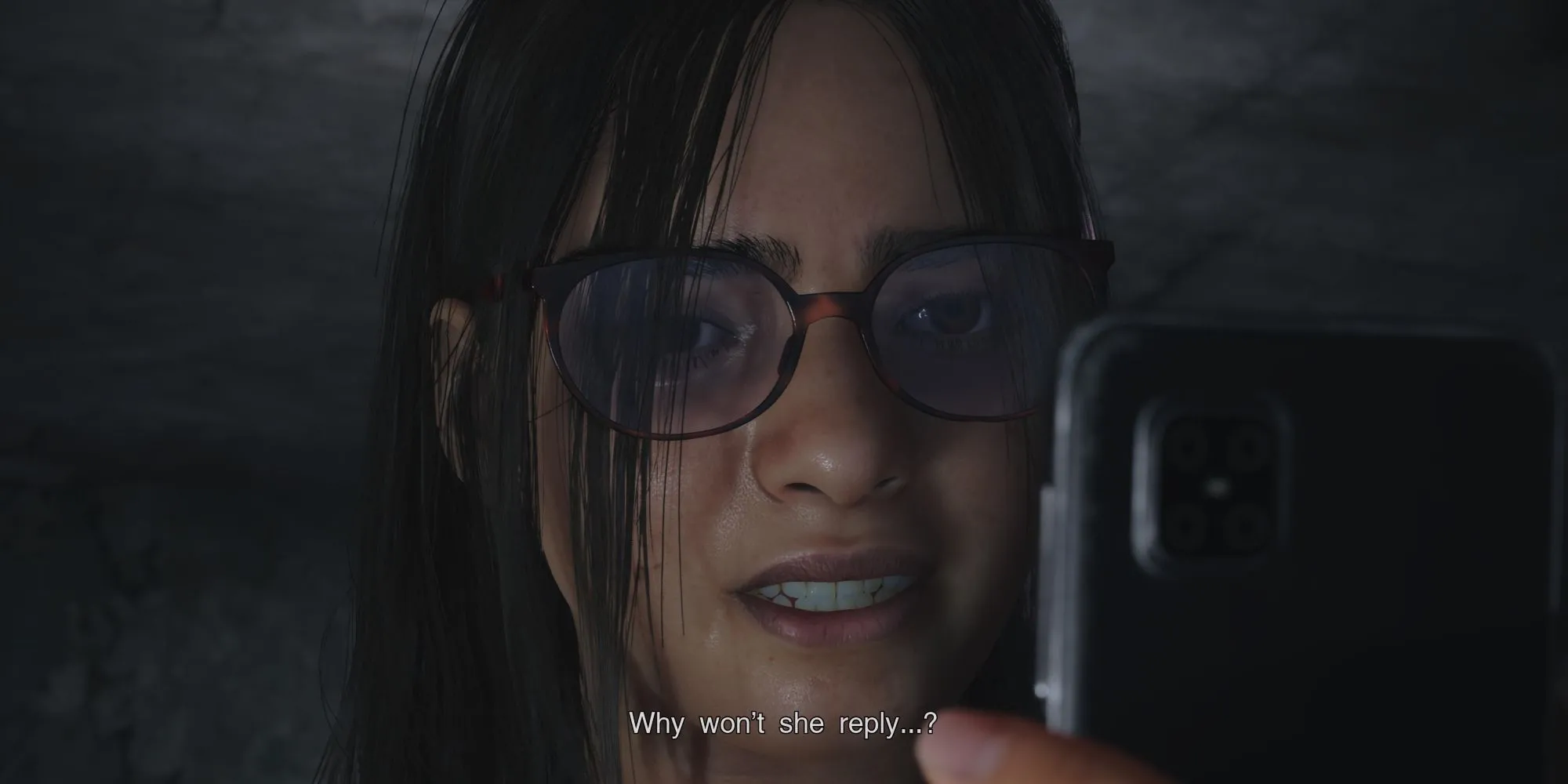 Nhân vật chính của Silent Hill The Short Message lo lắng nhìn điện thoại