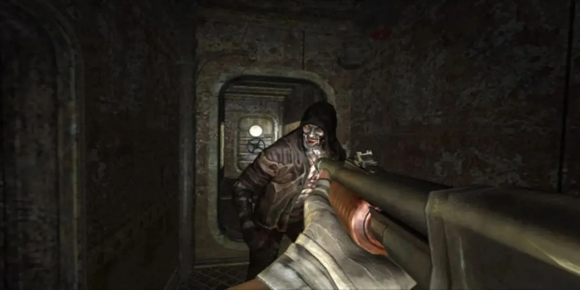 Nhân vật chính Ethan Thomas trong một cảnh hành động của game Condemned 2: Bloodshot