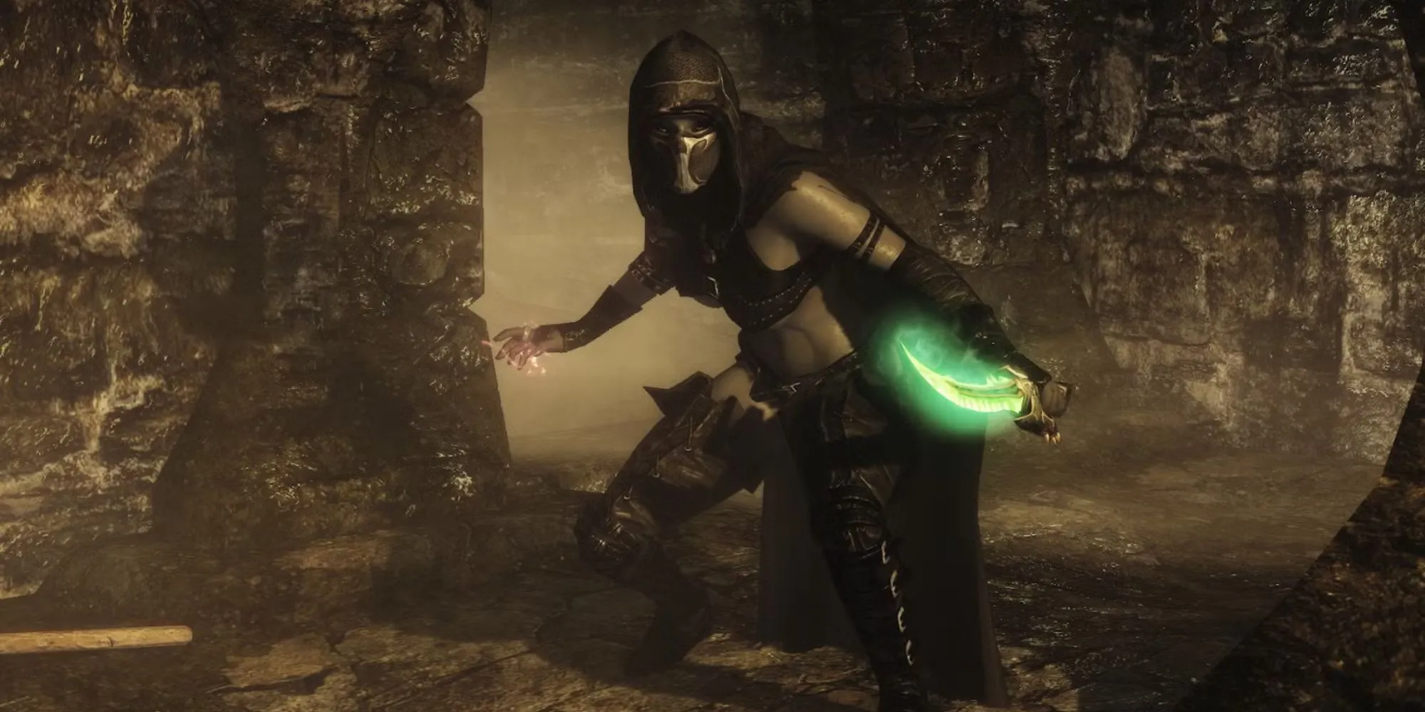 Nhân vật lén lút di chuyển trong hang động tối ở Skyrim