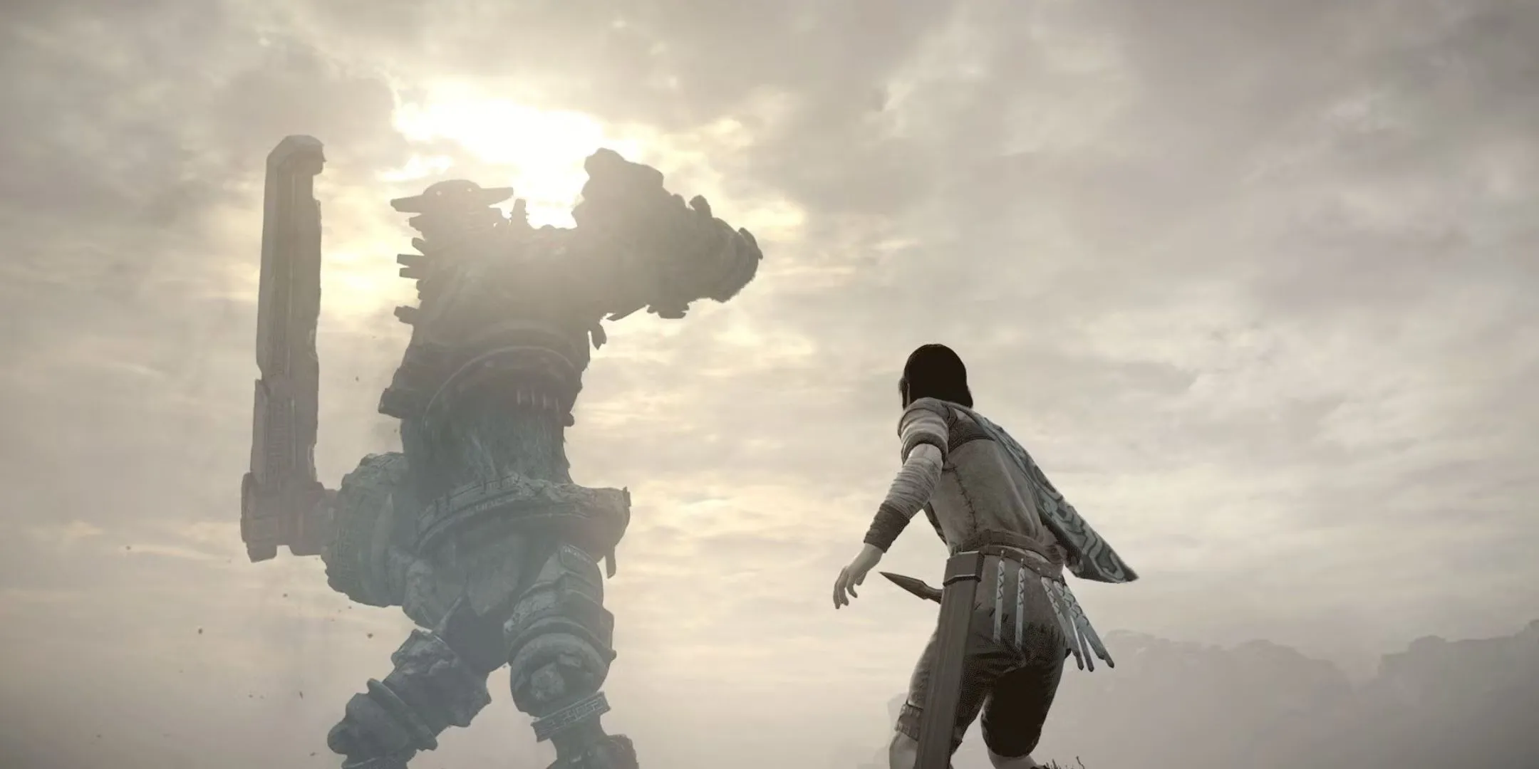 Nhân vật Wander trong Shadow Of The Colossus nhìn lên một Colossus với thanh kiếm sẵn sàng