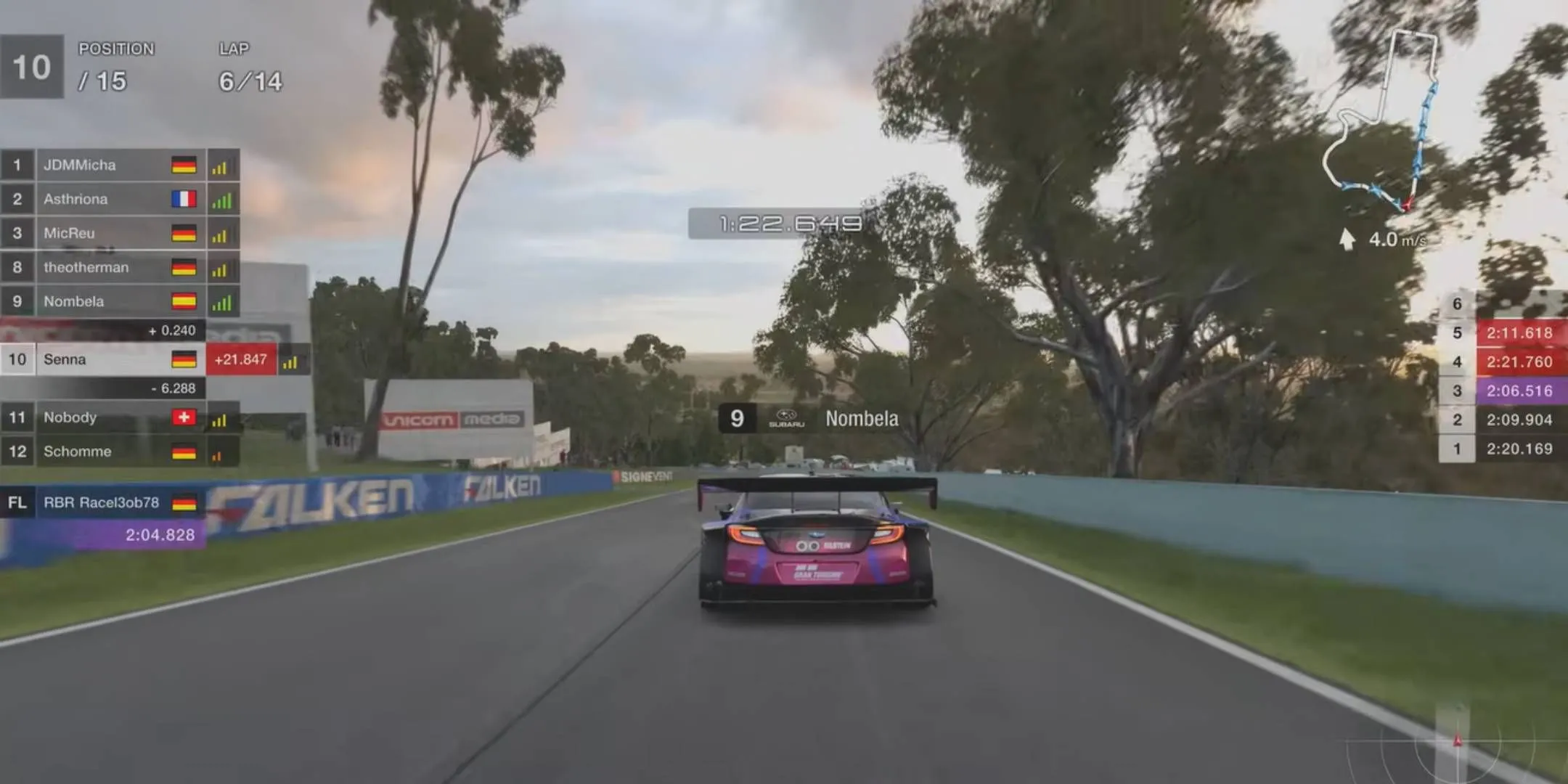 Những chiếc xe đua tốc độ cao trên đường đua trong Gran Turismo 7