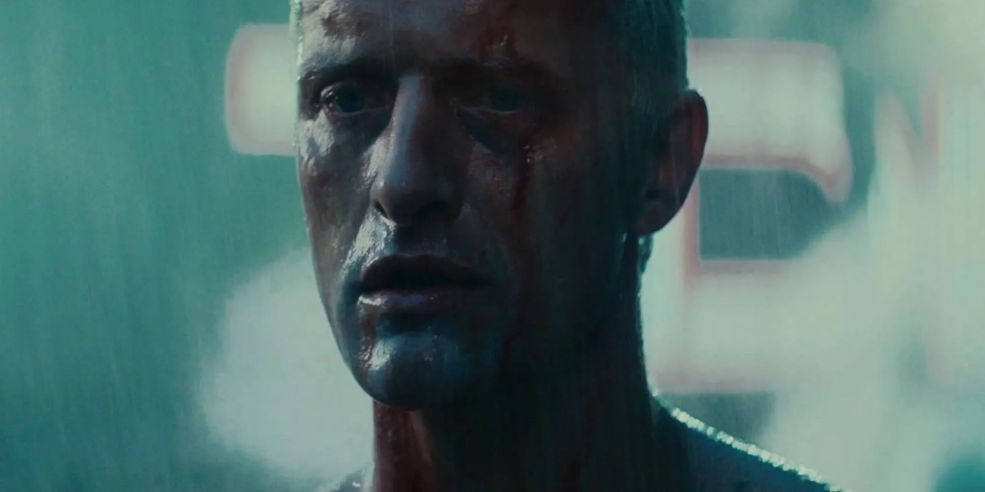 Roy Batty, nhân vật replicant trong phim Blade Runner gốc, đứng dưới mưa nhìn lên trời