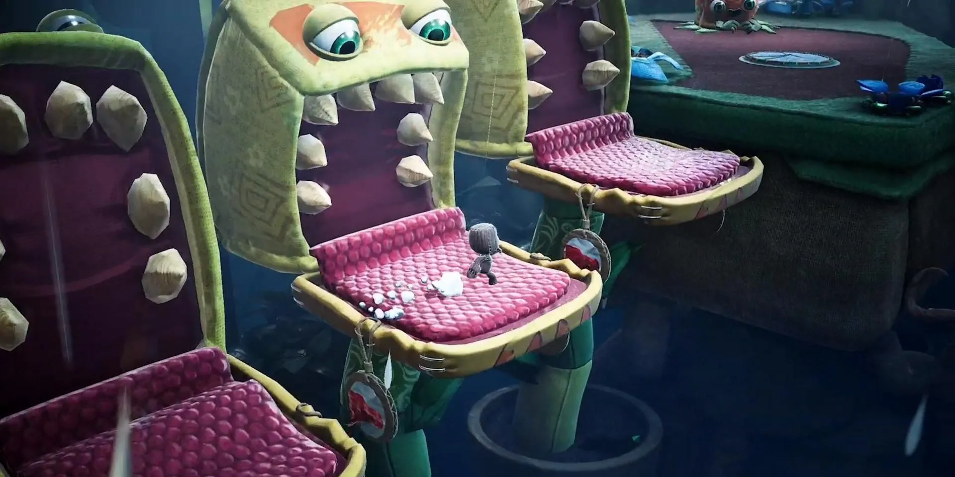Sackboy, nhân vật chính đáng yêu, đang chạy trên một màn chơi đầy màu sắc với chất liệu vải và len
