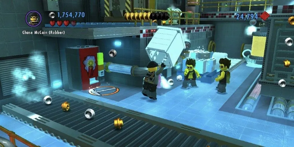 Screenshot từ Lego City Undercover, các nhân vật Lego cảnh sát và tội phạm trong phòng thí nghiệm
