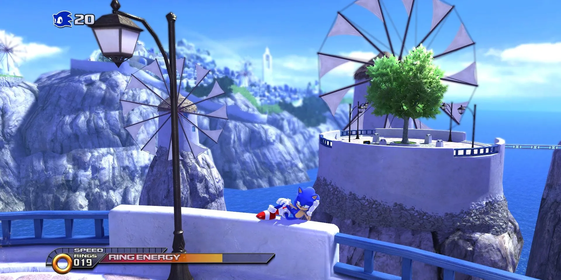 Sonic nằm trên lan can nhìn ra một phần lớn thị trấn Windmill Isle trong Sonic Unleashed, một màn hướng dẫn game đầy màu sắc
